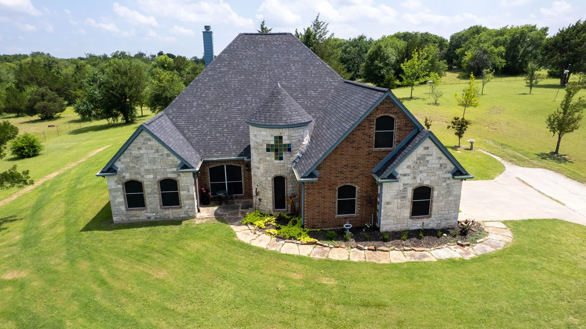 Farm For Sale in Grayson County , 303 Celtic Road, Howe, Texas 75459, 3 Bedroom, 4 Bathroom, 2 Garage spaces, 2,706 Sqft, built in 2004, mls#21292759, Real Estate Agent in Howe, Homes For Sale in Grayson county, Homes For Sale in Howe, Realtor in Howe Texas, Real Estate Brokerage Independent Realty Texas, Luminita Cordes Realtor