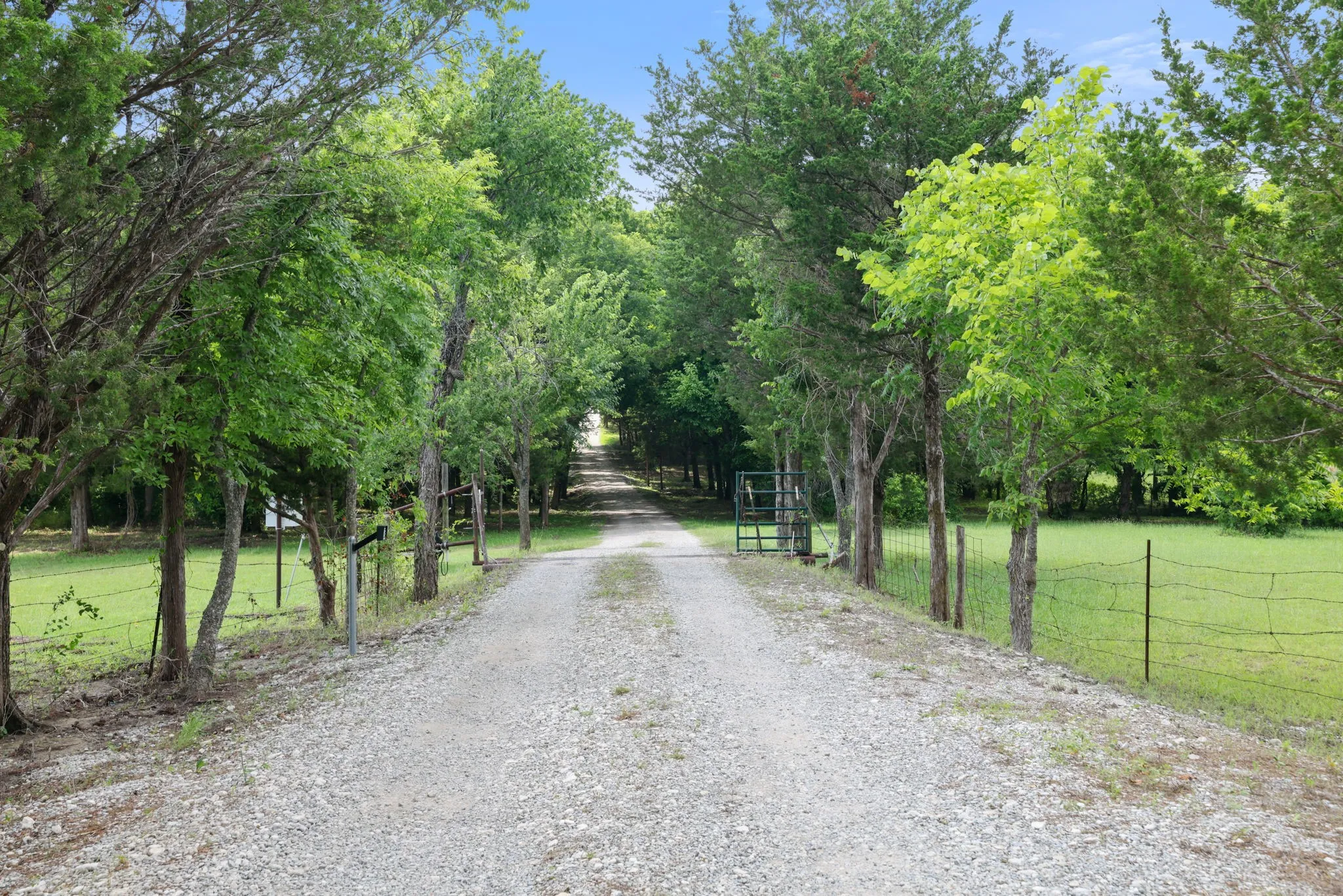 Farm For Sale in Grayson County , 303 Celtic Road, Howe, Texas 75459, 3 Bedroom, 4 Bathroom, 2 Garage spaces, 2,706 Sqft, built in 2004, mls#21292759, Real Estate Agent in Howe, Homes For Sale in Grayson county, Homes For Sale in Howe, Realtor in Howe Texas, Real Estate Brokerage Independent Realty Texas, Luminita Cordes Realtor