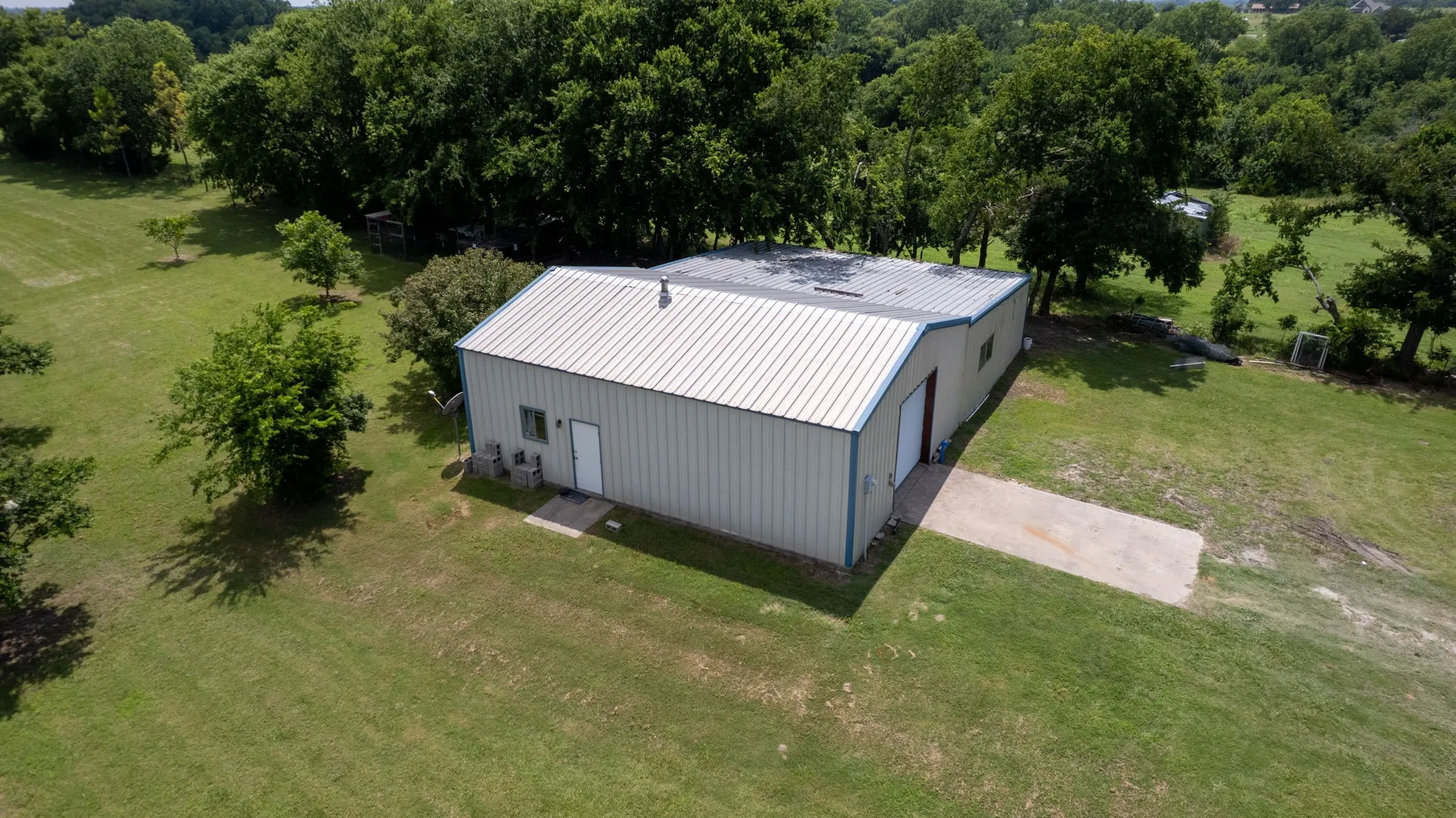 Farm For Sale in Grayson County , 303 Celtic Road, Howe, Texas 75459, 3 Bedroom, 4 Bathroom, 2 Garage spaces, 2,706 Sqft, built in 2004, mls#21292759, Real Estate Agent in Howe, Homes For Sale in Grayson county, Homes For Sale in Howe, Realtor in Howe Texas, Real Estate Brokerage Independent Realty Texas, Luminita Cordes Realtor