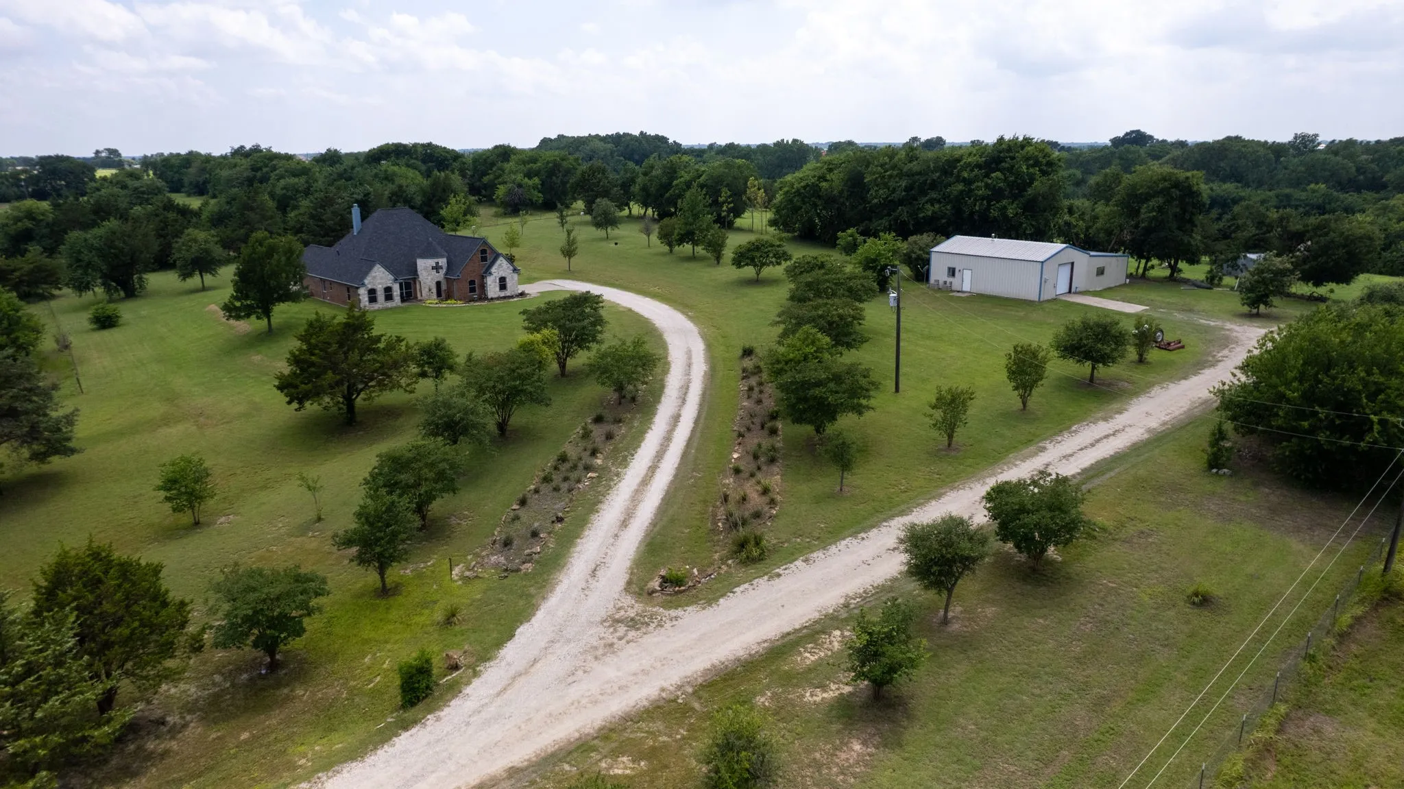 Farm For Sale in Grayson County , 303 Celtic Road, Howe, Texas 75459, 3 Bedroom, 4 Bathroom, 2 Garage spaces, 2,706 Sqft, built in 2004, mls#21292759, Real Estate Agent in Howe, Homes For Sale in Grayson county, Homes For Sale in Howe, Realtor in Howe Texas, Real Estate Brokerage Independent Realty Texas, Luminita Cordes Realtor