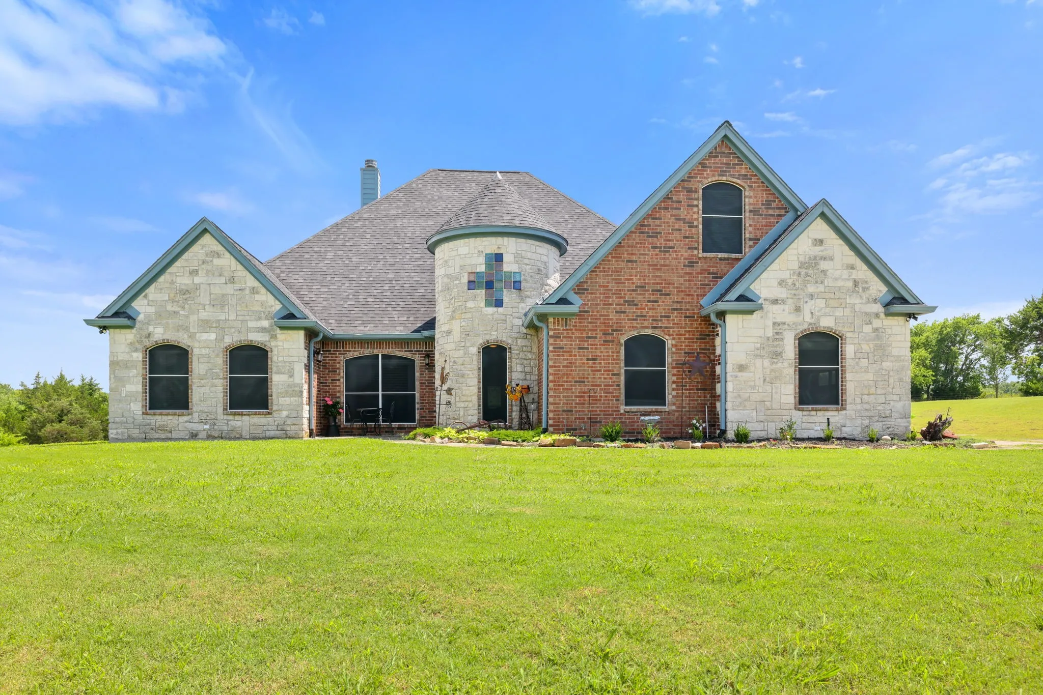 Farm For Sale in Grayson County , 303 Celtic Road, Howe, Texas 75459, 3 Bedroom, 4 Bathroom, 2 Garage spaces, 2,706 Sqft, built in 2004, mls#21292759, Real Estate Agent in Howe, Homes For Sale in Grayson county, Homes For Sale in Howe, Realtor in Howe Texas, Real Estate Brokerage Independent Realty Texas, Luminita Cordes Realtor