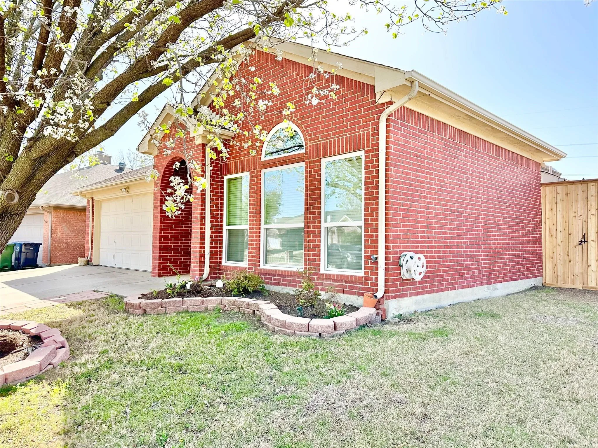 Single Family Residence For Rent in Tarrant County , 7006 Pickford Court, Arlington, Texas 76001, 3 Bedrooms, 2 Bathrooms, 2 Garage spaces, 1,765 Sqft, built in 1999, Price $2,100, mls#21294298, Real Estate Agent in Arlington, Homes For Rent in Tarrant county, Homes For Rent in Arlington, Realtor in Arlington Texas, Real Estate Brokerage Independent Realty Texas, Luminita Cordes Realtor