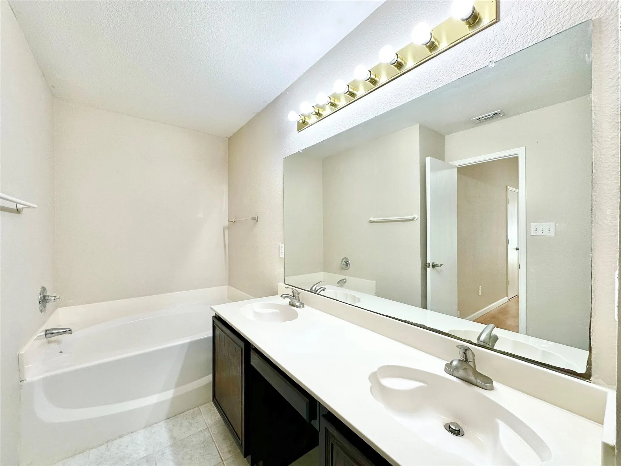 Single Family Residence For Rent in Tarrant County , 7006 Pickford Court, Arlington, Texas 76001, 3 Bedrooms, 2 Bathrooms, 2 Garage spaces, 1,765 Sqft, built in 1999, Price $2,100, mls#21294298, Real Estate Agent in Arlington, Homes For Rent in Tarrant county, Homes For Rent in Arlington, Realtor in Arlington Texas, Real Estate Brokerage Independent Realty Texas, Luminita Cordes Realtor