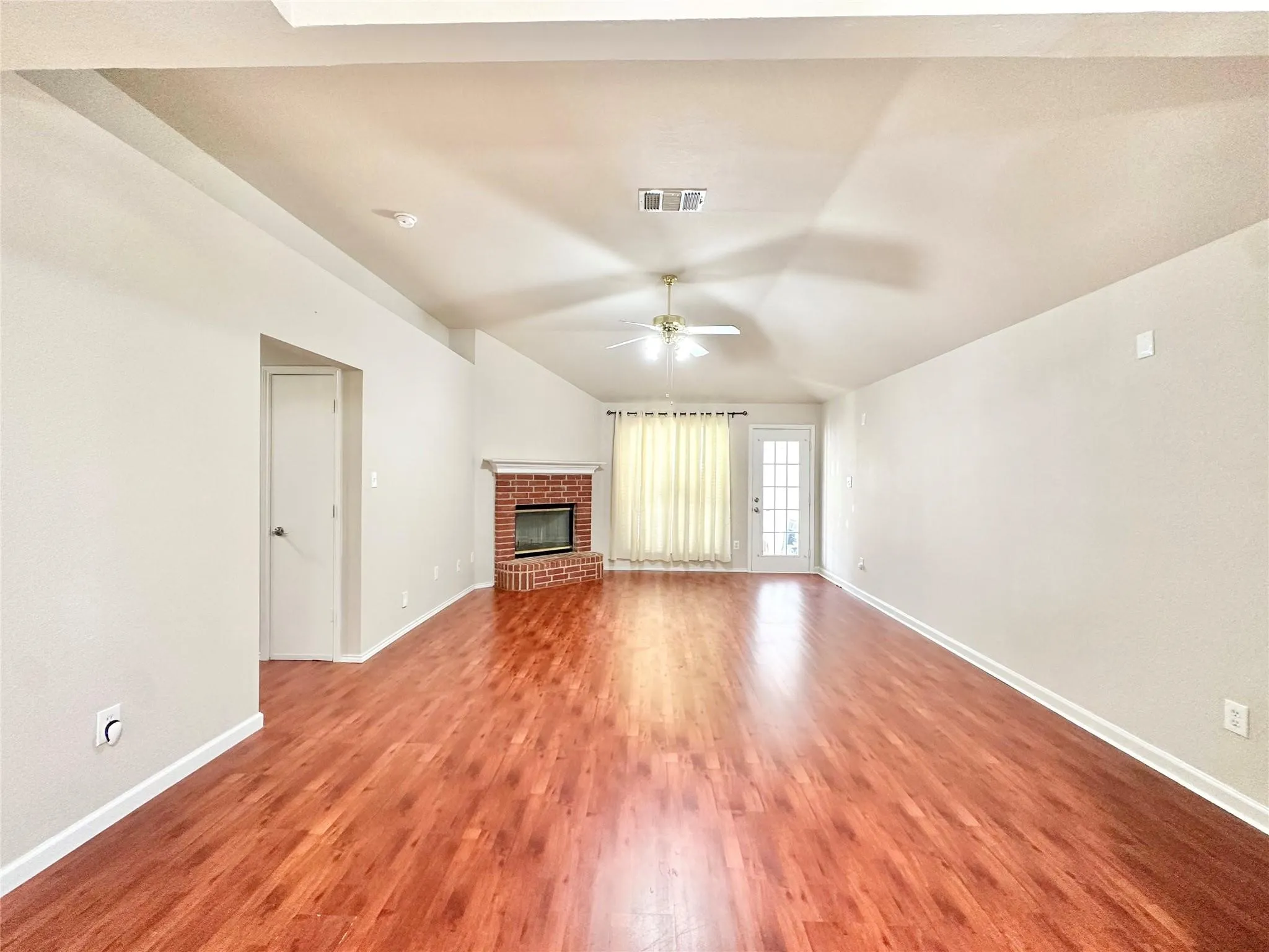 Single Family Residence For Rent in Tarrant County , 7006 Pickford Court, Arlington, Texas 76001, 3 Bedrooms, 2 Bathrooms, 2 Garage spaces, 1,765 Sqft, built in 1999, Price $2,100, mls#21294298, Real Estate Agent in Arlington, Homes For Rent in Tarrant county, Homes For Rent in Arlington, Realtor in Arlington Texas, Real Estate Brokerage Independent Realty Texas, Luminita Cordes Realtor