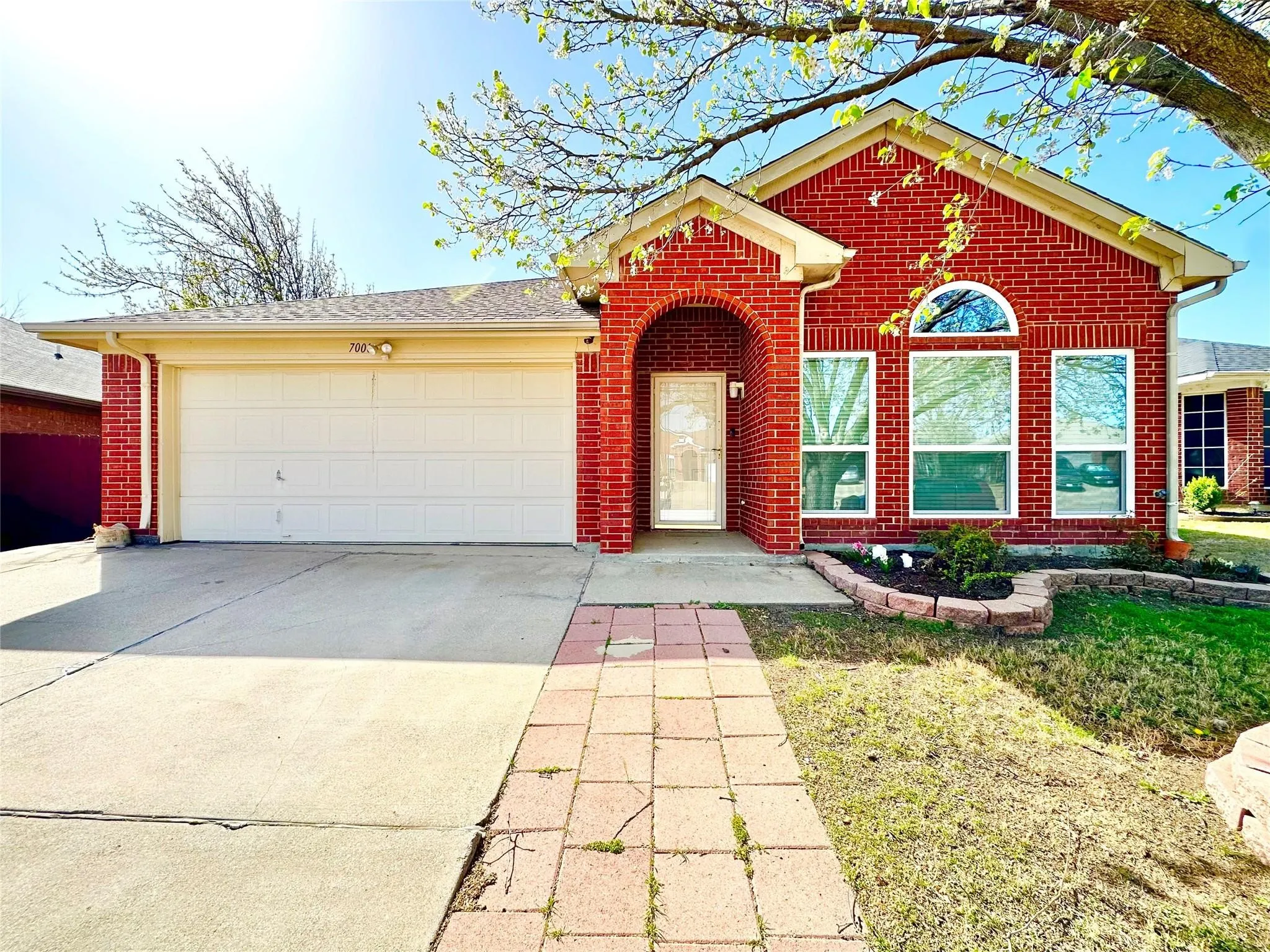 Single Family Residence For Rent in Tarrant County , 7006 Pickford Court, Arlington, Texas 76001, 3 Bedrooms, 2 Bathrooms, 2 Garage spaces, 1,765 Sqft, built in 1999, Price $2,100, mls#21294298, Real Estate Agent in Arlington, Homes For Rent in Tarrant county, Homes For Rent in Arlington, Realtor in Arlington Texas, Real Estate Brokerage Independent Realty Texas, Luminita Cordes Realtor