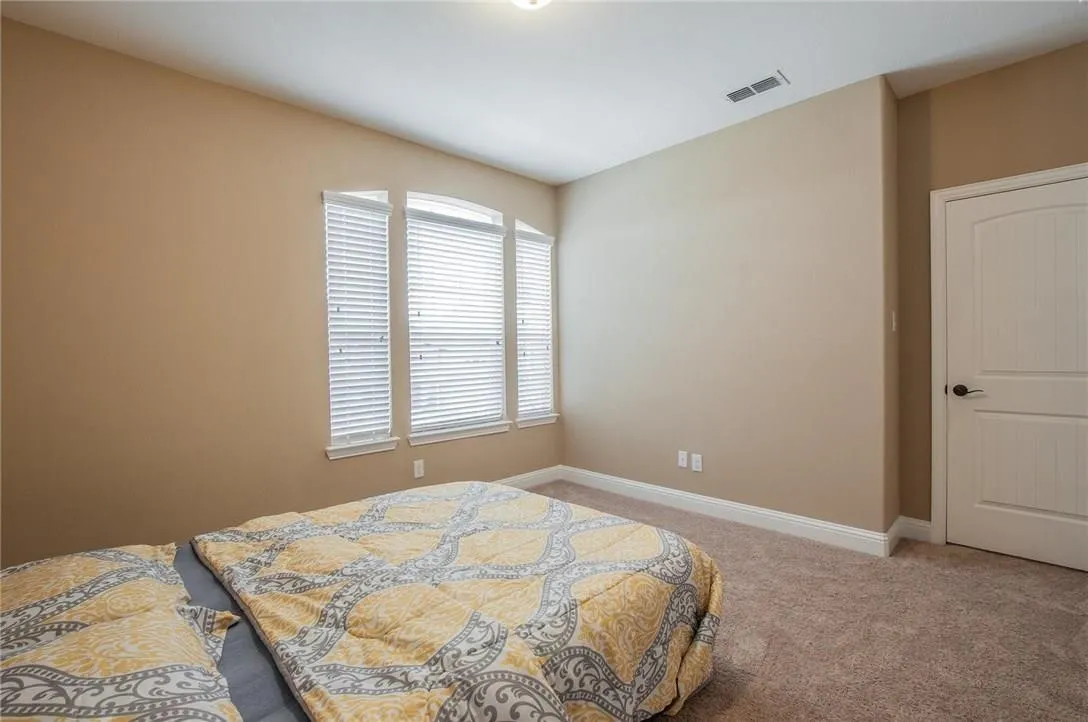 Arched window feature with horizontal blinds
