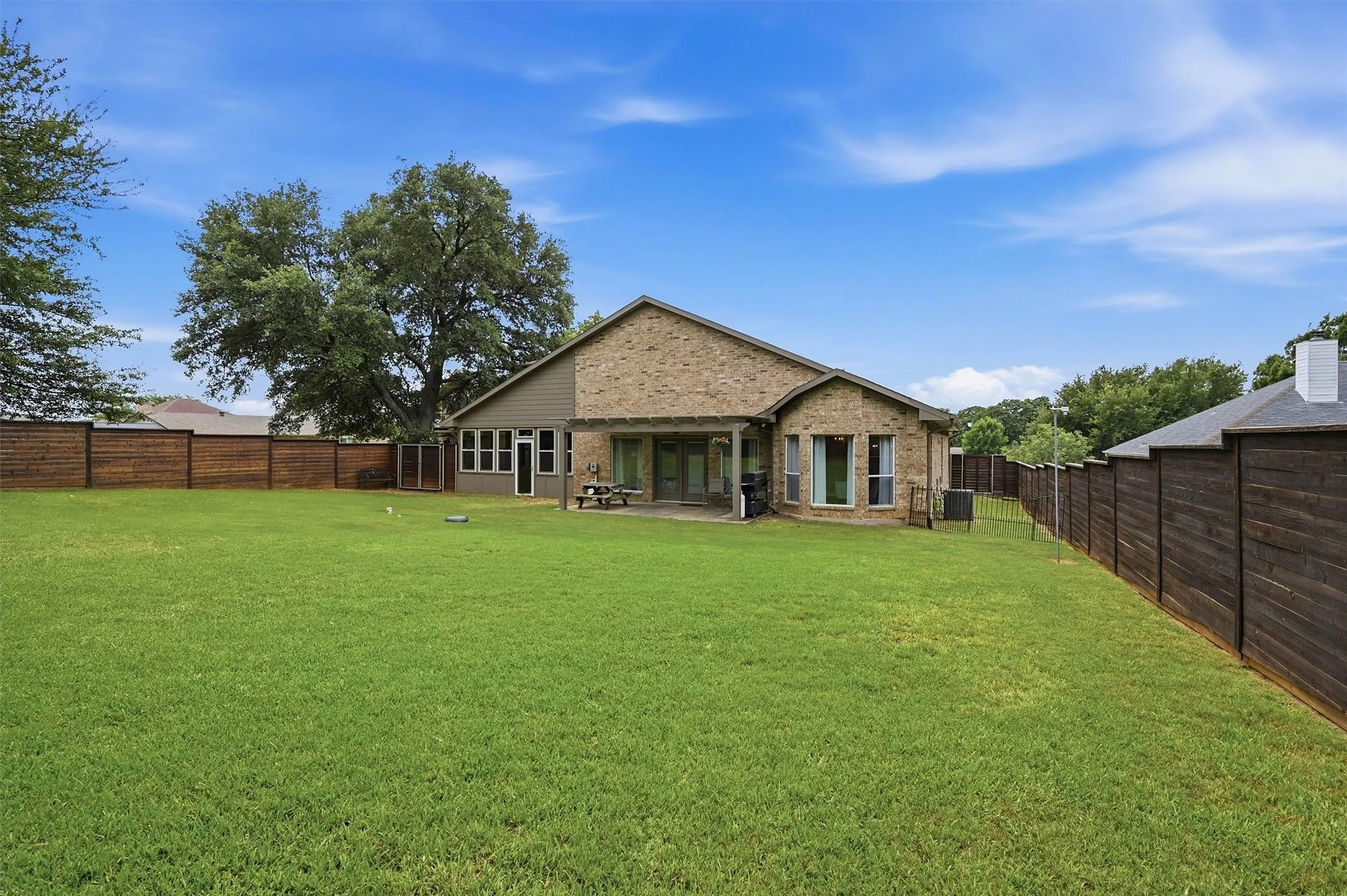 Single Family Residence For Sale in Cooke County , 219 Navajo Trail, Lake Kiowa, Texas 76240, 4 Bedroom, 4 Bathroom, 2 Garage spaces, 3,687 Sqft, built in 2001, mls#21294184, Real Estate Agent in Lake Kiowa, Homes For Sale in Cooke county, Homes For Sale in Lake Kiowa, Realtor in Lake Kiowa Texas, Real Estate Brokerage Independent Realty Texas, Luminita Cordes Realtor