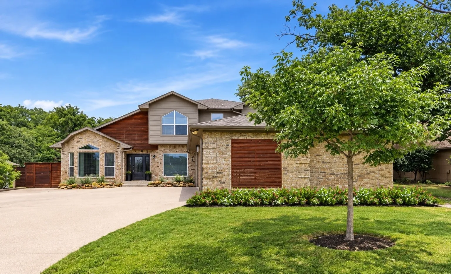 Single Family Residence For Sale in Cooke County , 219 Navajo Trail, Lake Kiowa, Texas 76240, 4 Bedroom, 4 Bathroom, 2 Garage spaces, 3,687 Sqft, built in 2001, mls#21294184, Real Estate Agent in Lake Kiowa, Homes For Sale in Cooke county, Homes For Sale in Lake Kiowa, Realtor in Lake Kiowa Texas, Real Estate Brokerage Independent Realty Texas, Luminita Cordes Realtor