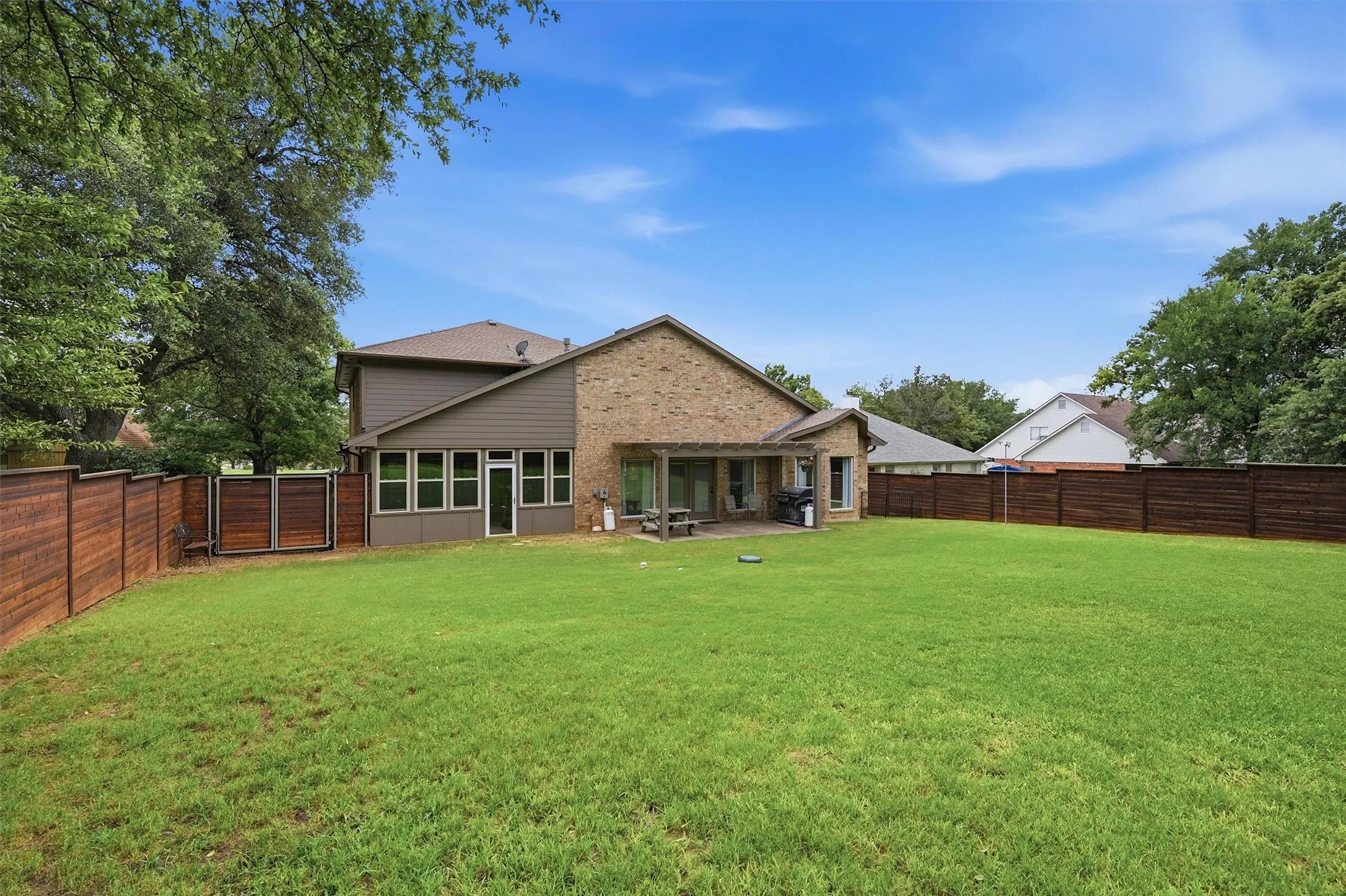 Single Family Residence For Sale in Cooke County , 219 Navajo Trail, Lake Kiowa, Texas 76240, 4 Bedroom, 4 Bathroom, 2 Garage spaces, 3,687 Sqft, built in 2001, mls#21294184, Real Estate Agent in Lake Kiowa, Homes For Sale in Cooke county, Homes For Sale in Lake Kiowa, Realtor in Lake Kiowa Texas, Real Estate Brokerage Independent Realty Texas, Luminita Cordes Realtor