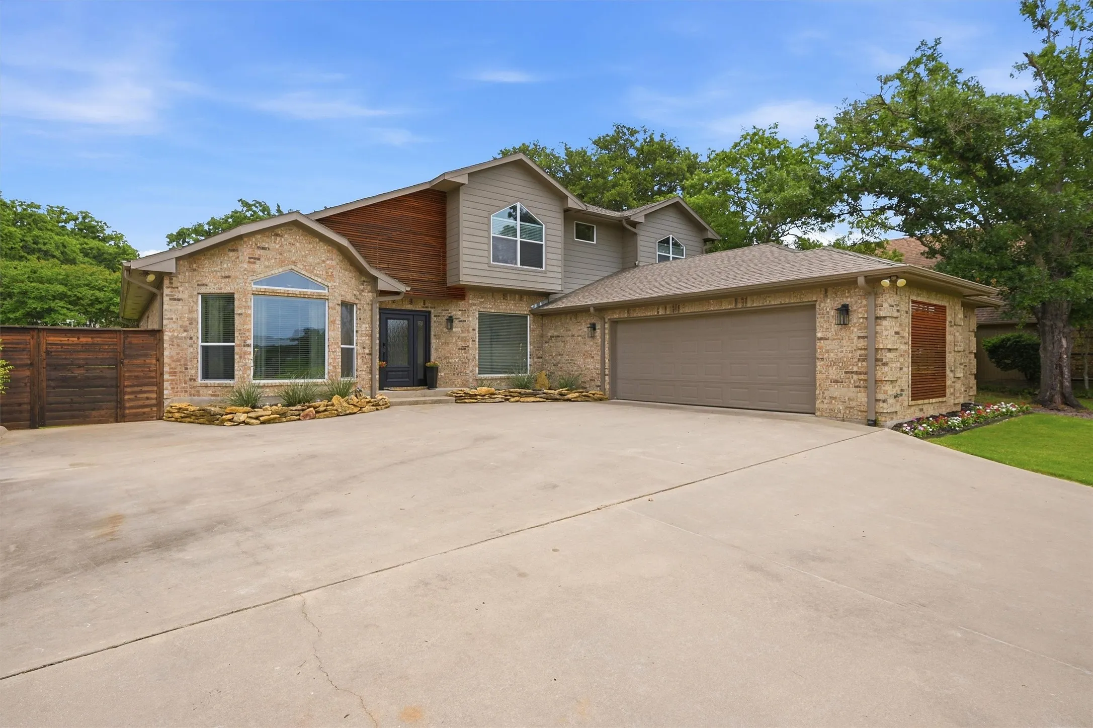 Single Family Residence For Sale in Cooke County , 219 Navajo Trail, Lake Kiowa, Texas 76240, 4 Bedroom, 4 Bathroom, 2 Garage spaces, 3,687 Sqft, built in 2001, mls#21294184, Real Estate Agent in Lake Kiowa, Homes For Sale in Cooke county, Homes For Sale in Lake Kiowa, Realtor in Lake Kiowa Texas, Real Estate Brokerage Independent Realty Texas, Luminita Cordes Realtor