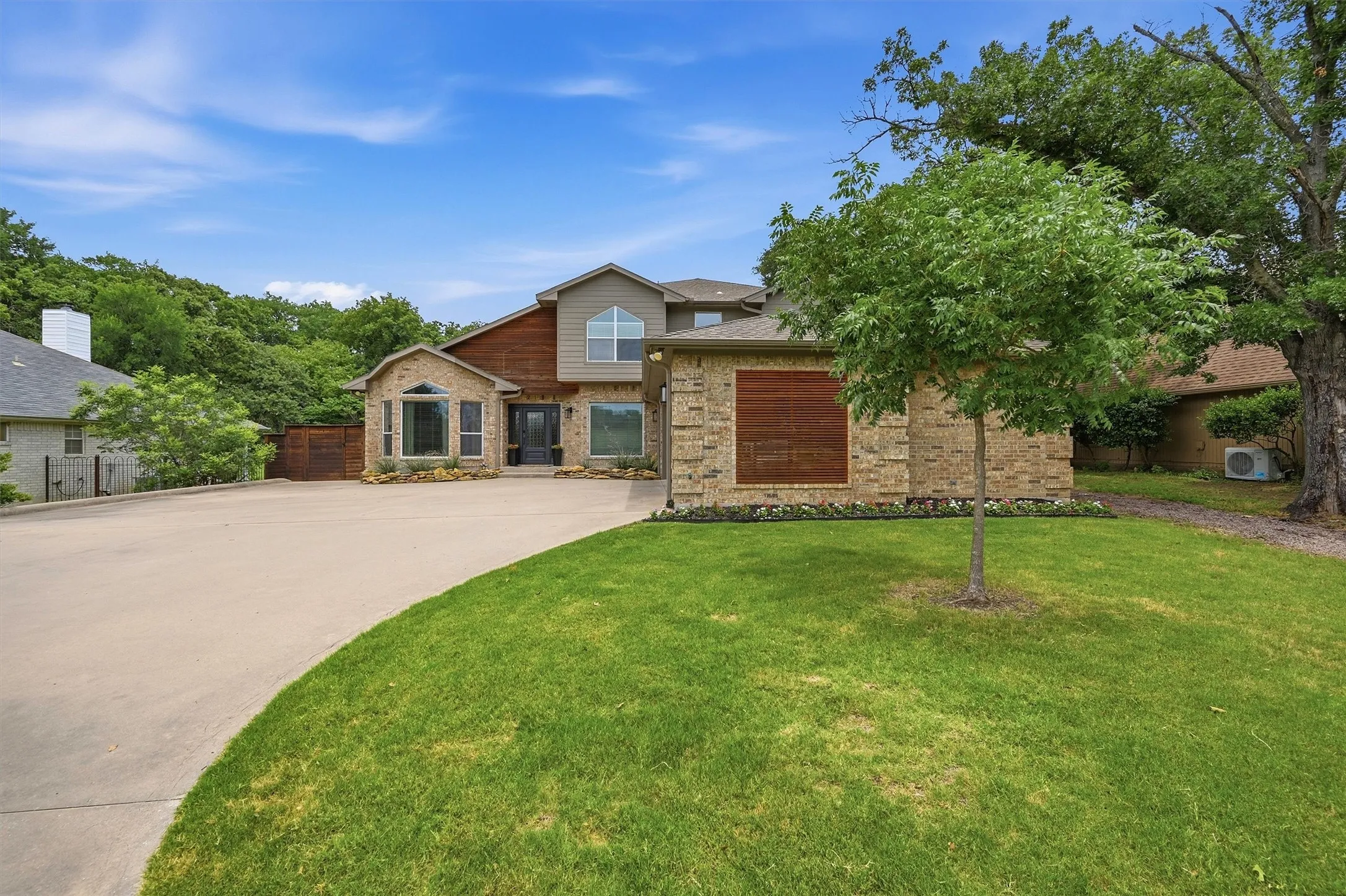 Single Family Residence For Sale in Cooke County , 219 Navajo Trail, Lake Kiowa, Texas 76240, 4 Bedroom, 4 Bathroom, 2 Garage spaces, 3,687 Sqft, built in 2001, mls#21294184, Real Estate Agent in Lake Kiowa, Homes For Sale in Cooke county, Homes For Sale in Lake Kiowa, Realtor in Lake Kiowa Texas, Real Estate Brokerage Independent Realty Texas, Luminita Cordes Realtor