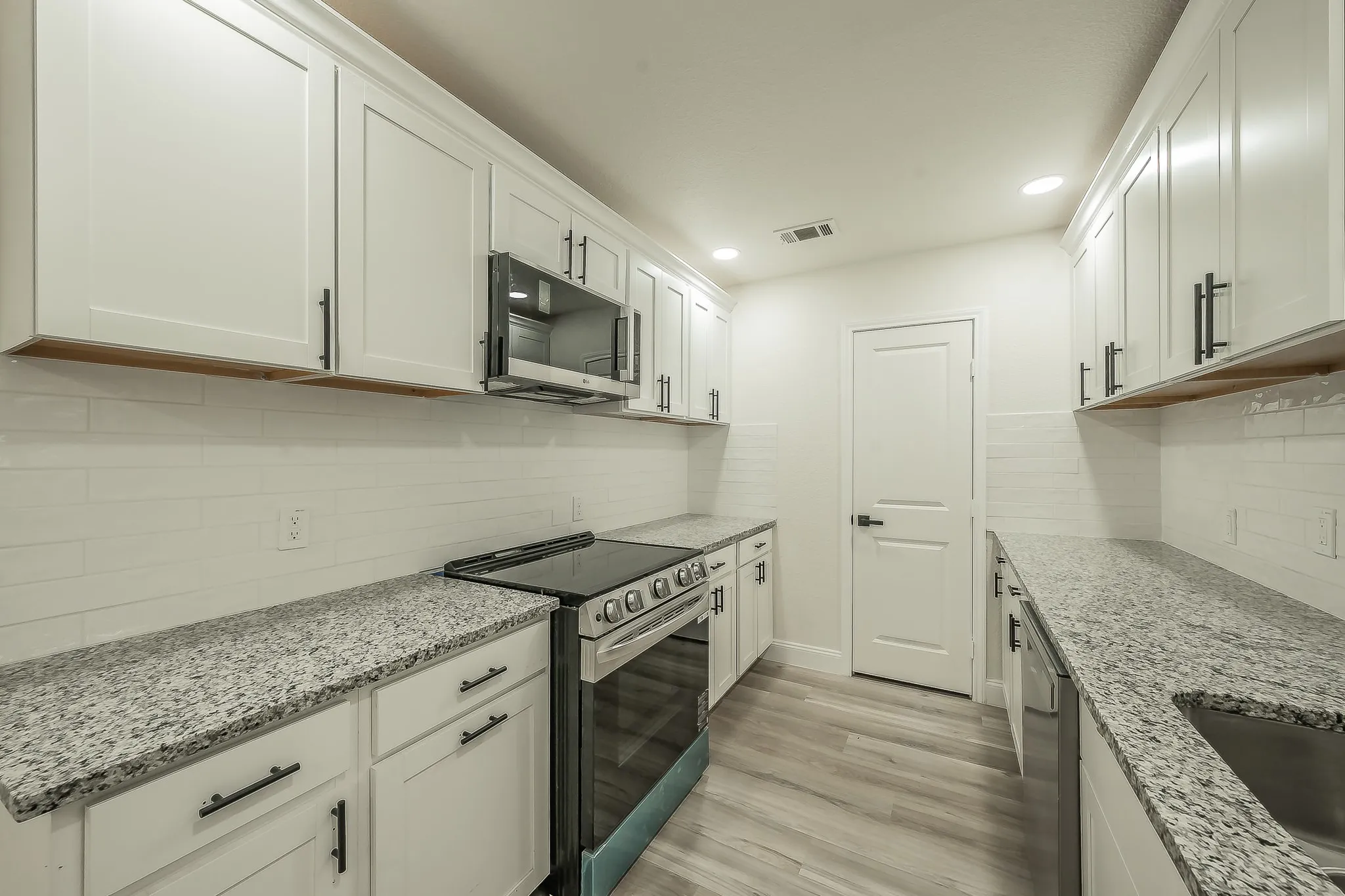Single Family Residence For Sale in Tarrant County , 828 Glenda Drive, Bedford, Texas 76022, 4 Bedroom, 2 Bathroom, 2 Garage spaces, 1,589 Sqft, built in 1959, mls#21294297, Real Estate Agent in Bedford, Homes For Sale in Tarrant county, Homes For Sale in Bedford, Realtor in Bedford Texas, Real Estate Brokerage Independent Realty Texas, Luminita Cordes Realtor