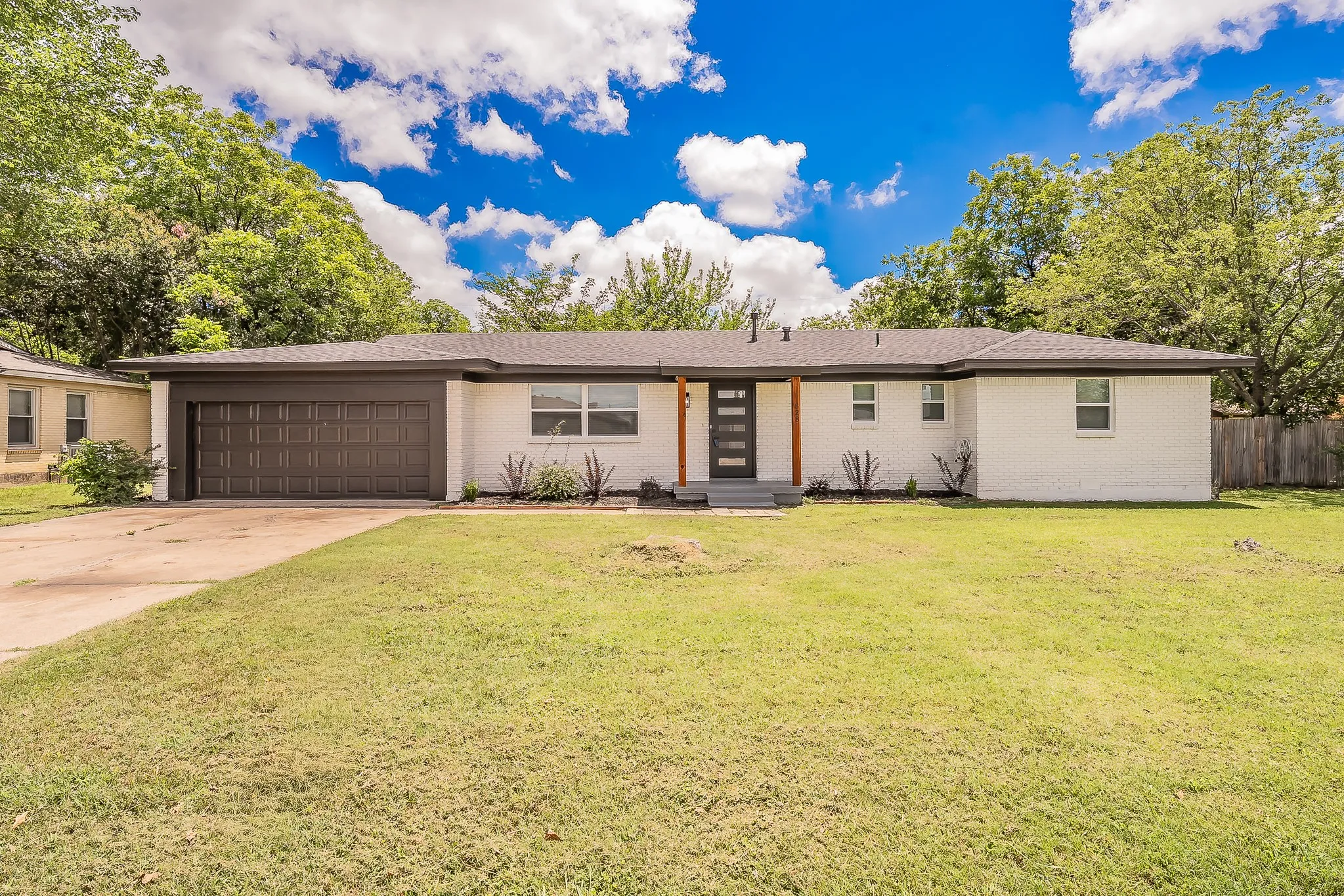 Single Family Residence For Sale in Tarrant County , 828 Glenda Drive, Bedford, Texas 76022, 4 Bedroom, 2 Bathroom, 2 Garage spaces, 1,589 Sqft, built in 1959, mls#21294297, Real Estate Agent in Bedford, Homes For Sale in Tarrant county, Homes For Sale in Bedford, Realtor in Bedford Texas, Real Estate Brokerage Independent Realty Texas, Luminita Cordes Realtor