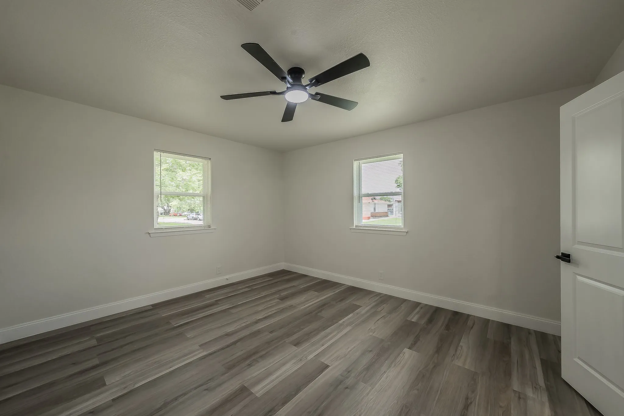 Single Family Residence For Sale in Tarrant County , 828 Glenda Drive, Bedford, Texas 76022, 4 Bedroom, 2 Bathroom, 2 Garage spaces, 1,589 Sqft, built in 1959, mls#21294297, Real Estate Agent in Bedford, Homes For Sale in Tarrant county, Homes For Sale in Bedford, Realtor in Bedford Texas, Real Estate Brokerage Independent Realty Texas, Luminita Cordes Realtor