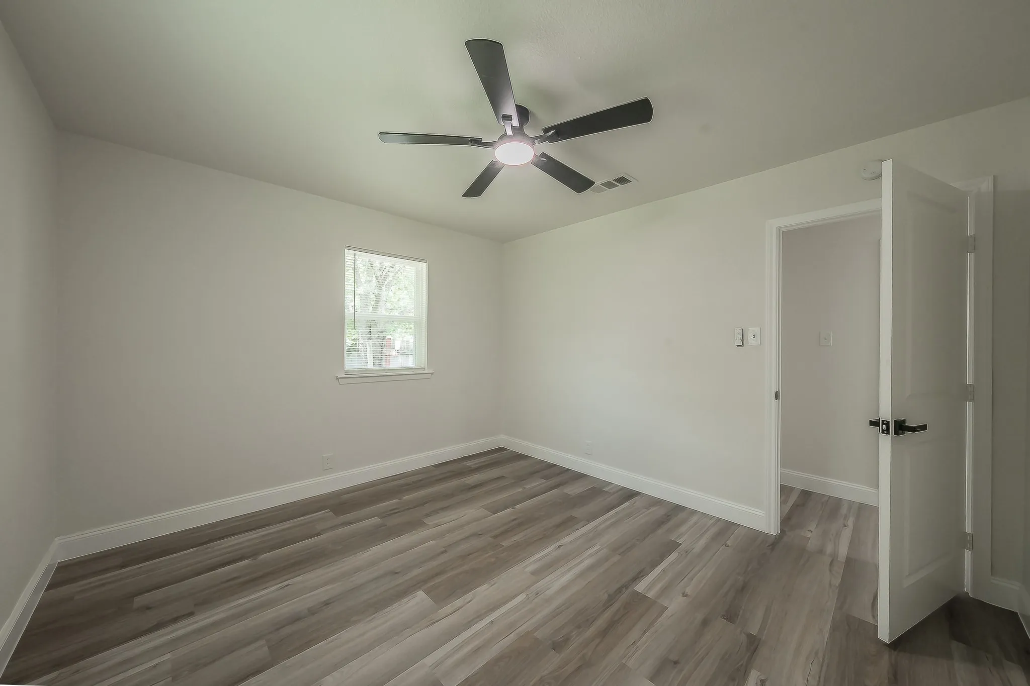 Single Family Residence For Sale in Tarrant County , 828 Glenda Drive, Bedford, Texas 76022, 4 Bedroom, 2 Bathroom, 2 Garage spaces, 1,589 Sqft, built in 1959, mls#21294297, Real Estate Agent in Bedford, Homes For Sale in Tarrant county, Homes For Sale in Bedford, Realtor in Bedford Texas, Real Estate Brokerage Independent Realty Texas, Luminita Cordes Realtor