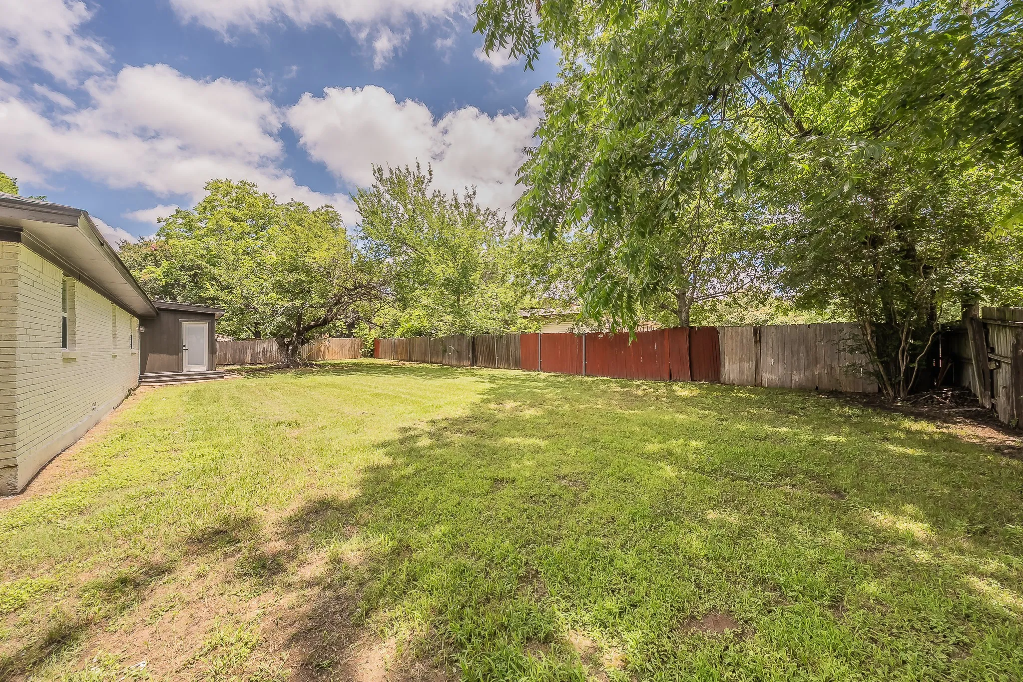 Single Family Residence For Sale in Tarrant County , 828 Glenda Drive, Bedford, Texas 76022, 4 Bedroom, 2 Bathroom, 2 Garage spaces, 1,589 Sqft, built in 1959, mls#21294297, Real Estate Agent in Bedford, Homes For Sale in Tarrant county, Homes For Sale in Bedford, Realtor in Bedford Texas, Real Estate Brokerage Independent Realty Texas, Luminita Cordes Realtor
