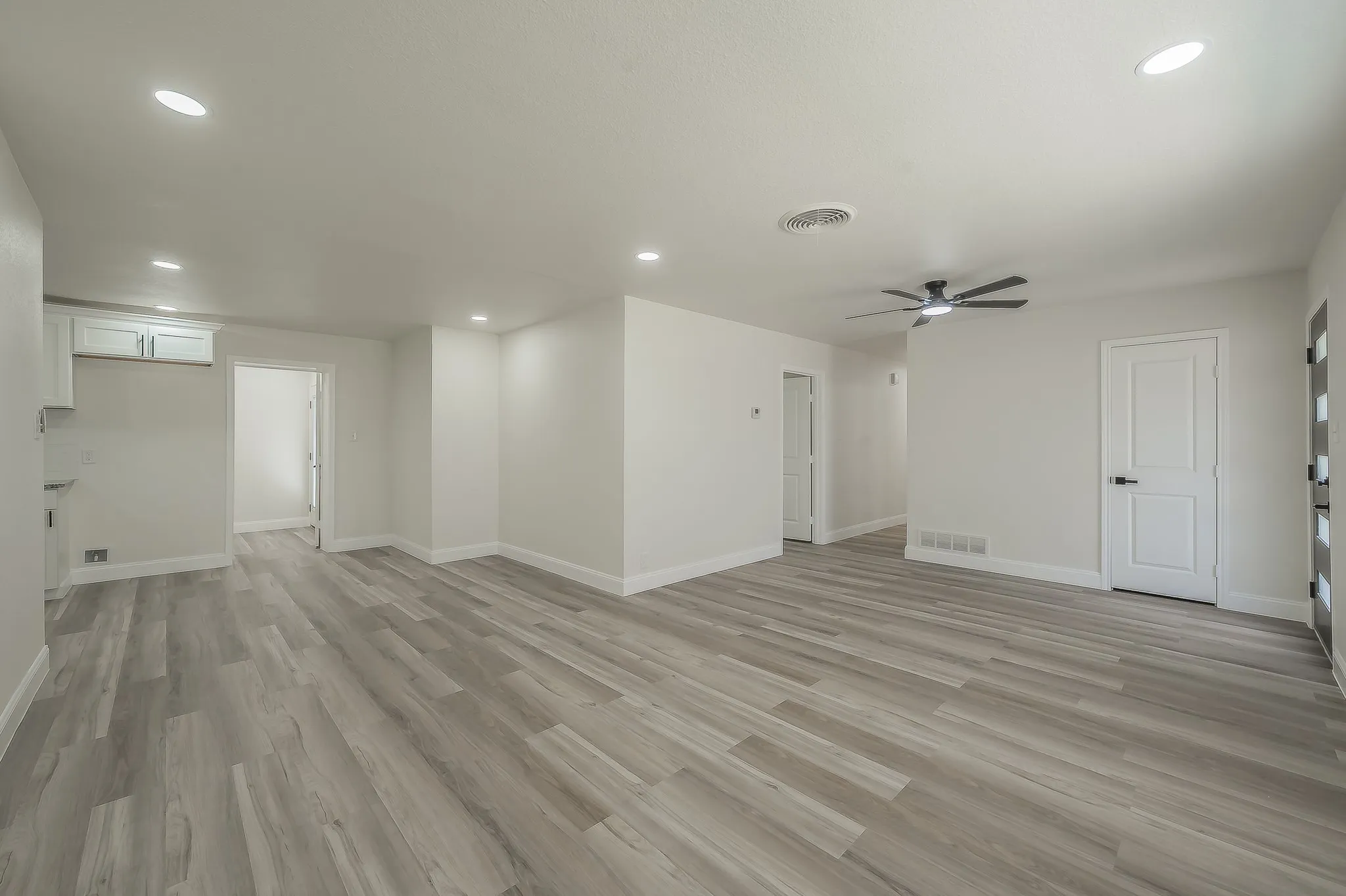 Single Family Residence For Sale in Tarrant County , 828 Glenda Drive, Bedford, Texas 76022, 4 Bedroom, 2 Bathroom, 2 Garage spaces, 1,589 Sqft, built in 1959, mls#21294297, Real Estate Agent in Bedford, Homes For Sale in Tarrant county, Homes For Sale in Bedford, Realtor in Bedford Texas, Real Estate Brokerage Independent Realty Texas, Luminita Cordes Realtor