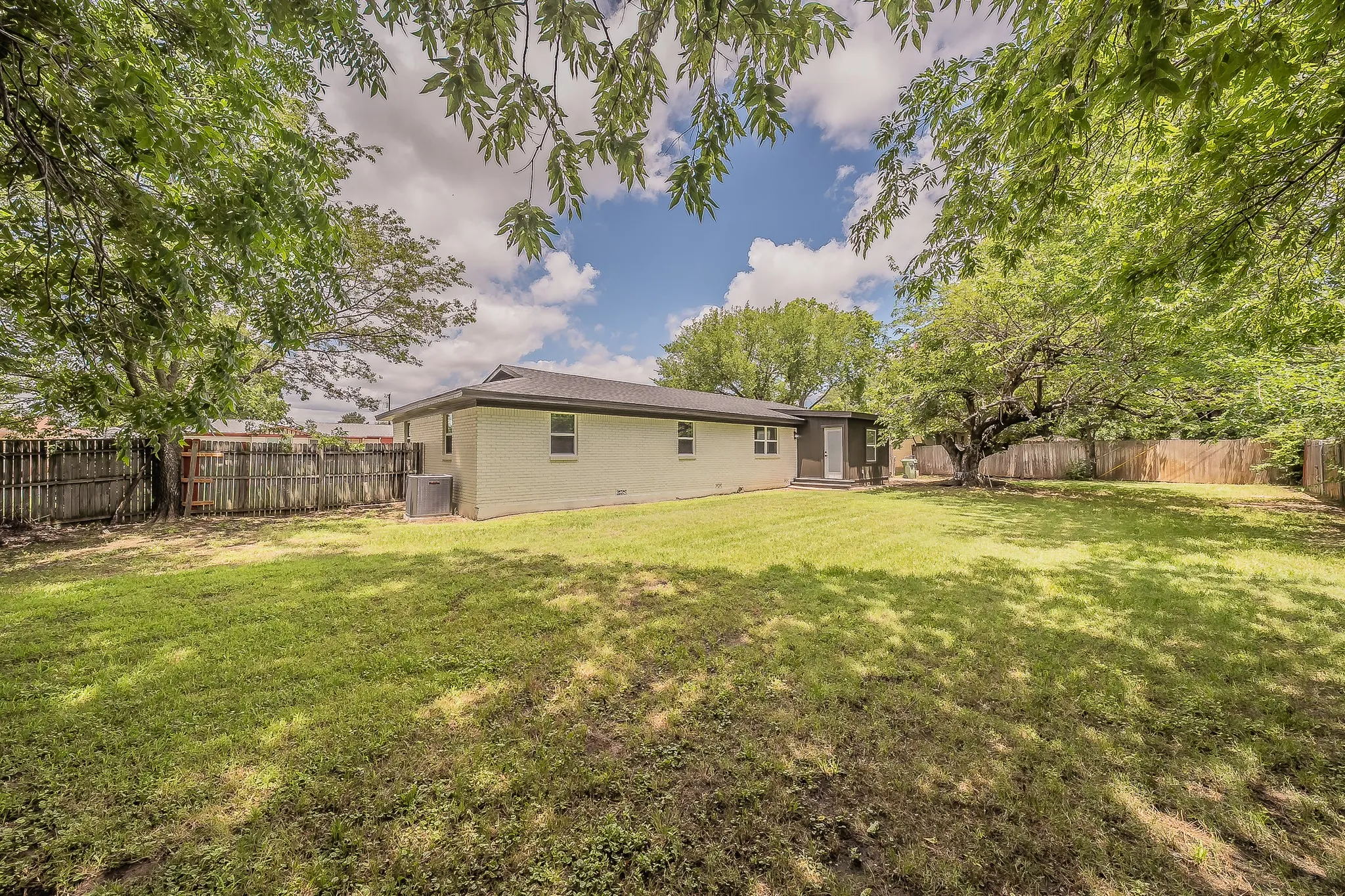 Single Family Residence For Sale in Tarrant County , 828 Glenda Drive, Bedford, Texas 76022, 4 Bedroom, 2 Bathroom, 2 Garage spaces, 1,589 Sqft, built in 1959, mls#21294297, Real Estate Agent in Bedford, Homes For Sale in Tarrant county, Homes For Sale in Bedford, Realtor in Bedford Texas, Real Estate Brokerage Independent Realty Texas, Luminita Cordes Realtor