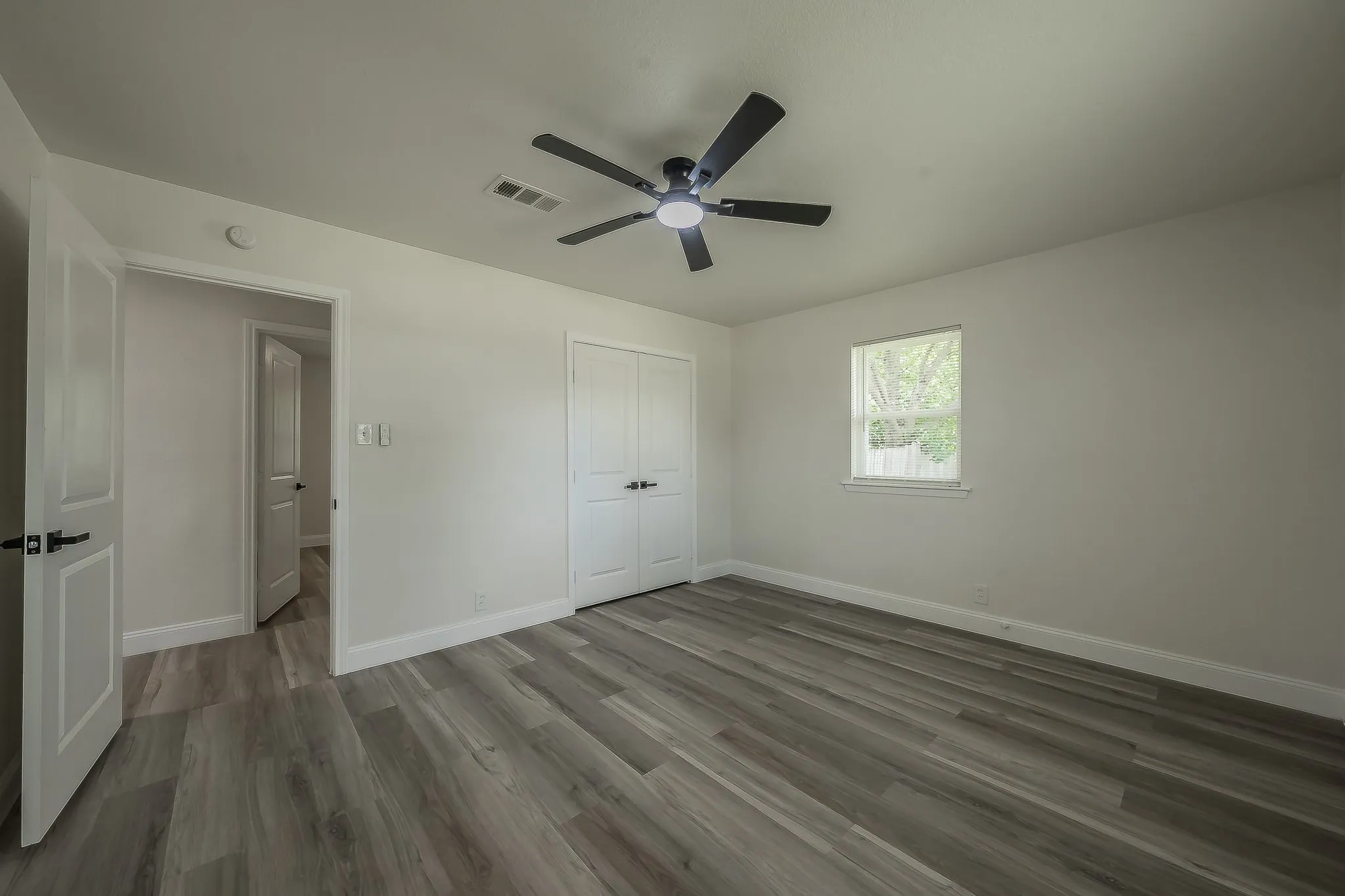 Single Family Residence For Sale in Tarrant County , 828 Glenda Drive, Bedford, Texas 76022, 4 Bedroom, 2 Bathroom, 2 Garage spaces, 1,589 Sqft, built in 1959, mls#21294297, Real Estate Agent in Bedford, Homes For Sale in Tarrant county, Homes For Sale in Bedford, Realtor in Bedford Texas, Real Estate Brokerage Independent Realty Texas, Luminita Cordes Realtor