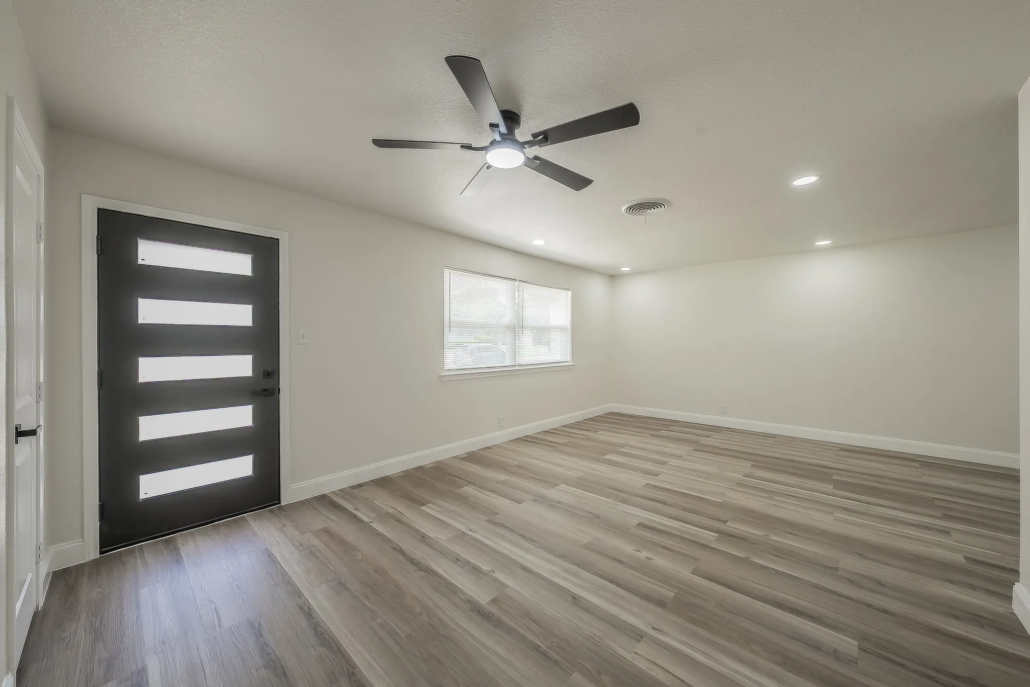 Single Family Residence For Sale in Tarrant County , 828 Glenda Drive, Bedford, Texas 76022, 4 Bedroom, 2 Bathroom, 2 Garage spaces, 1,589 Sqft, built in 1959, mls#21294297, Real Estate Agent in Bedford, Homes For Sale in Tarrant county, Homes For Sale in Bedford, Realtor in Bedford Texas, Real Estate Brokerage Independent Realty Texas, Luminita Cordes Realtor