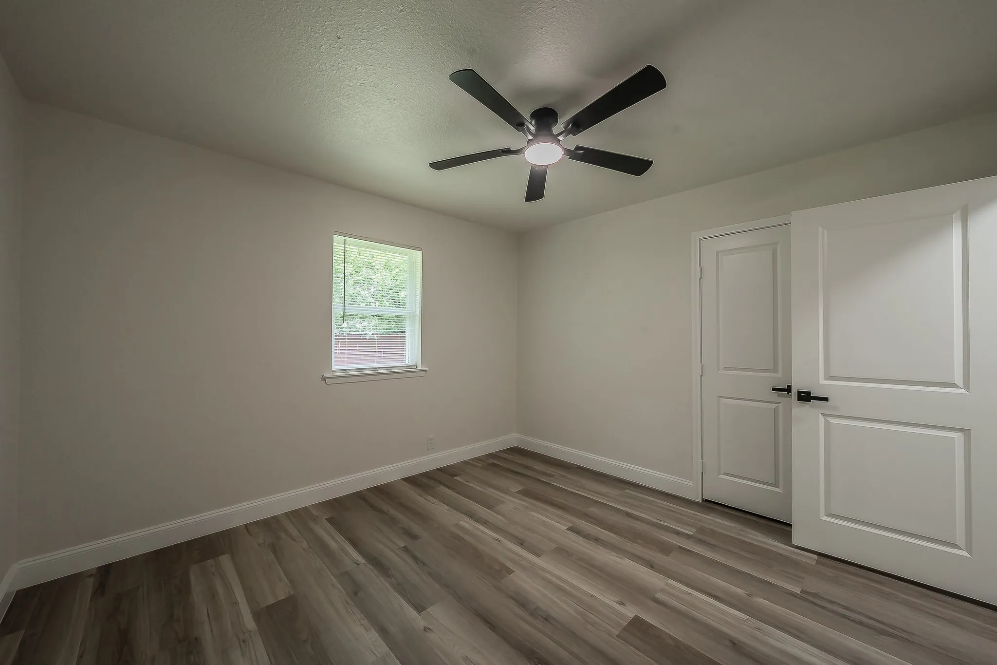 Single Family Residence For Sale in Tarrant County , 828 Glenda Drive, Bedford, Texas 76022, 4 Bedroom, 2 Bathroom, 2 Garage spaces, 1,589 Sqft, built in 1959, mls#21294297, Real Estate Agent in Bedford, Homes For Sale in Tarrant county, Homes For Sale in Bedford, Realtor in Bedford Texas, Real Estate Brokerage Independent Realty Texas, Luminita Cordes Realtor