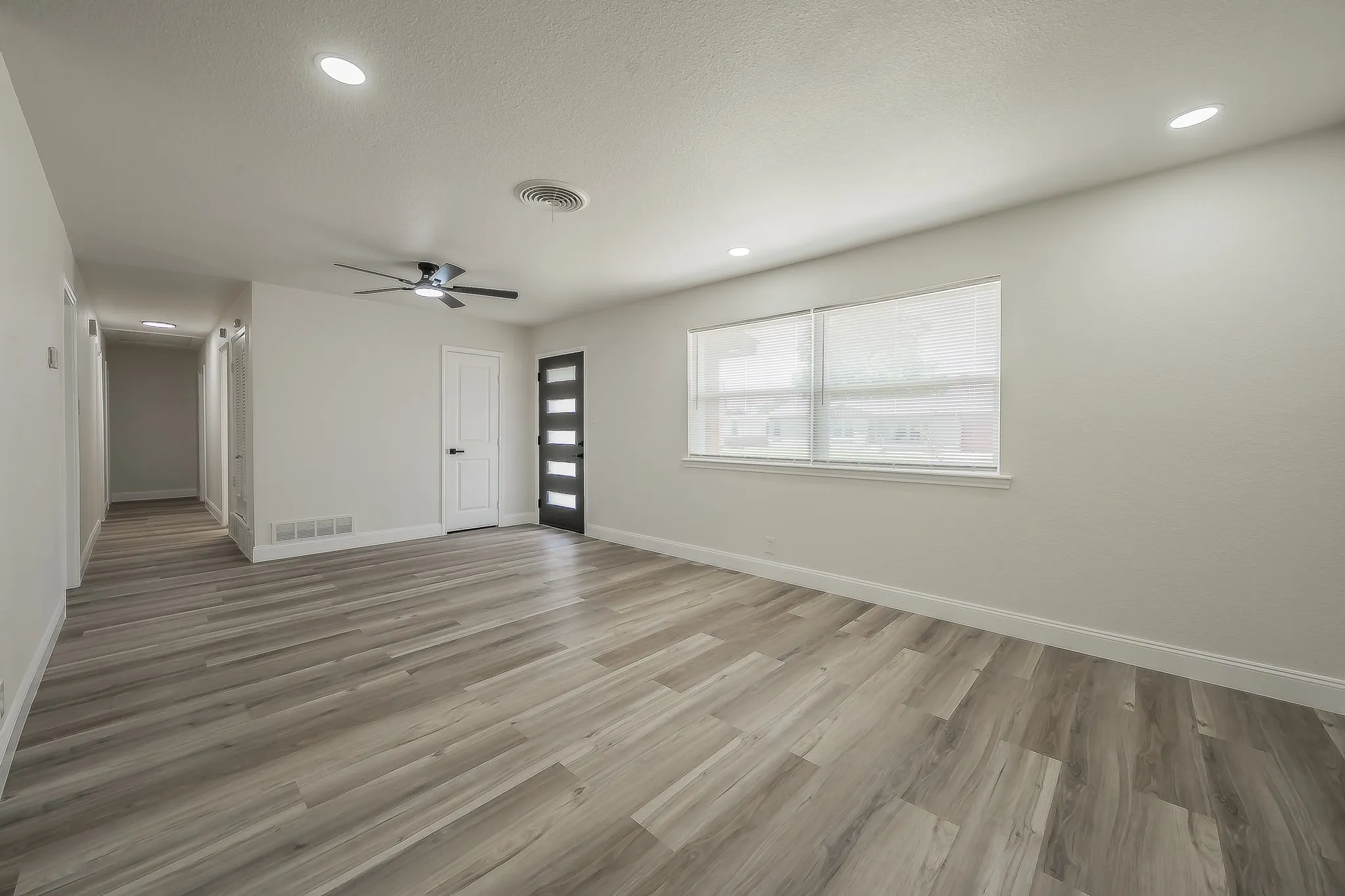 Single Family Residence For Sale in Tarrant County , 828 Glenda Drive, Bedford, Texas 76022, 4 Bedroom, 2 Bathroom, 2 Garage spaces, 1,589 Sqft, built in 1959, mls#21294297, Real Estate Agent in Bedford, Homes For Sale in Tarrant county, Homes For Sale in Bedford, Realtor in Bedford Texas, Real Estate Brokerage Independent Realty Texas, Luminita Cordes Realtor