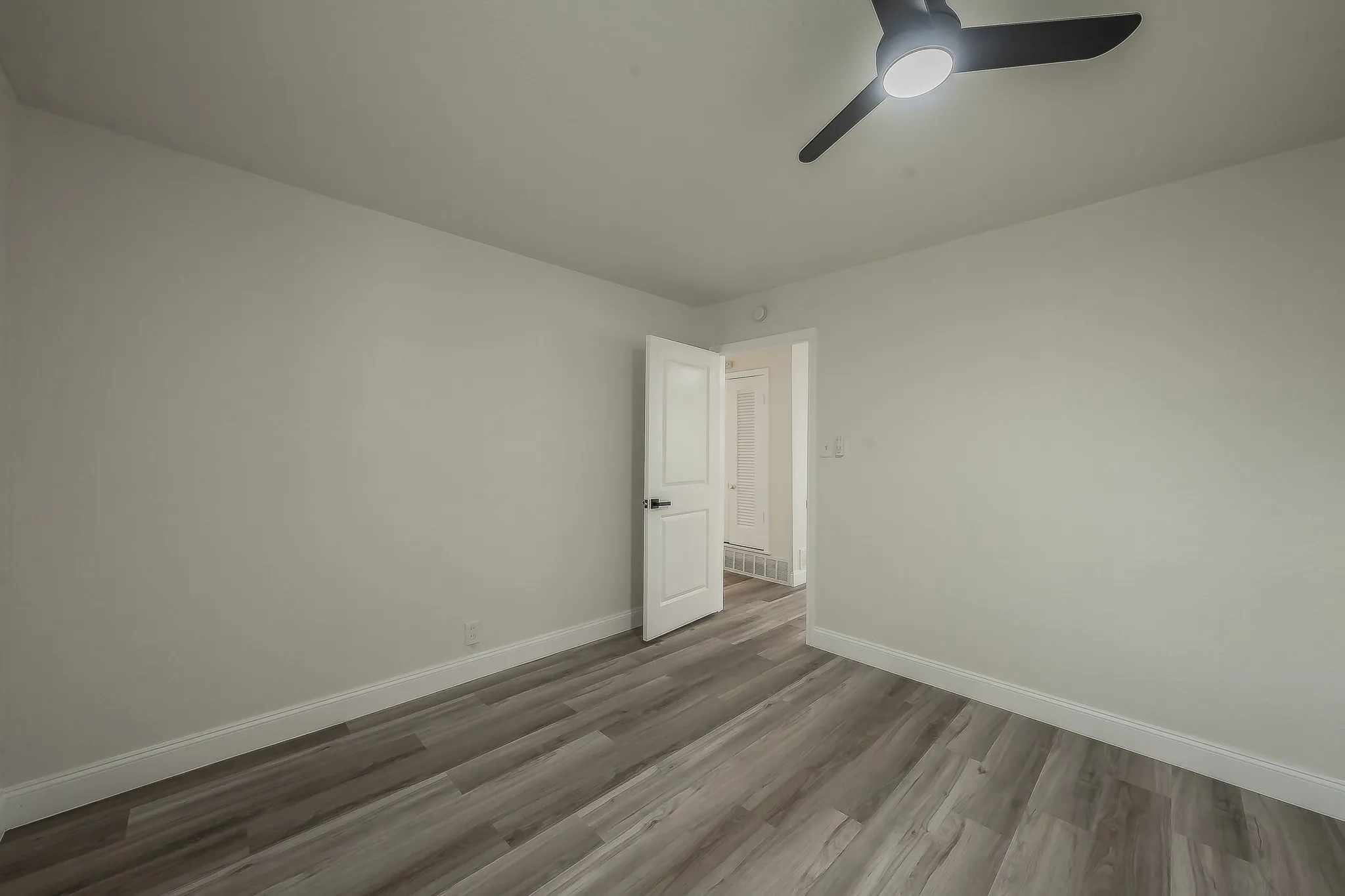 Single Family Residence For Sale in Tarrant County , 828 Glenda Drive, Bedford, Texas 76022, 4 Bedroom, 2 Bathroom, 2 Garage spaces, 1,589 Sqft, built in 1959, mls#21294297, Real Estate Agent in Bedford, Homes For Sale in Tarrant county, Homes For Sale in Bedford, Realtor in Bedford Texas, Real Estate Brokerage Independent Realty Texas, Luminita Cordes Realtor