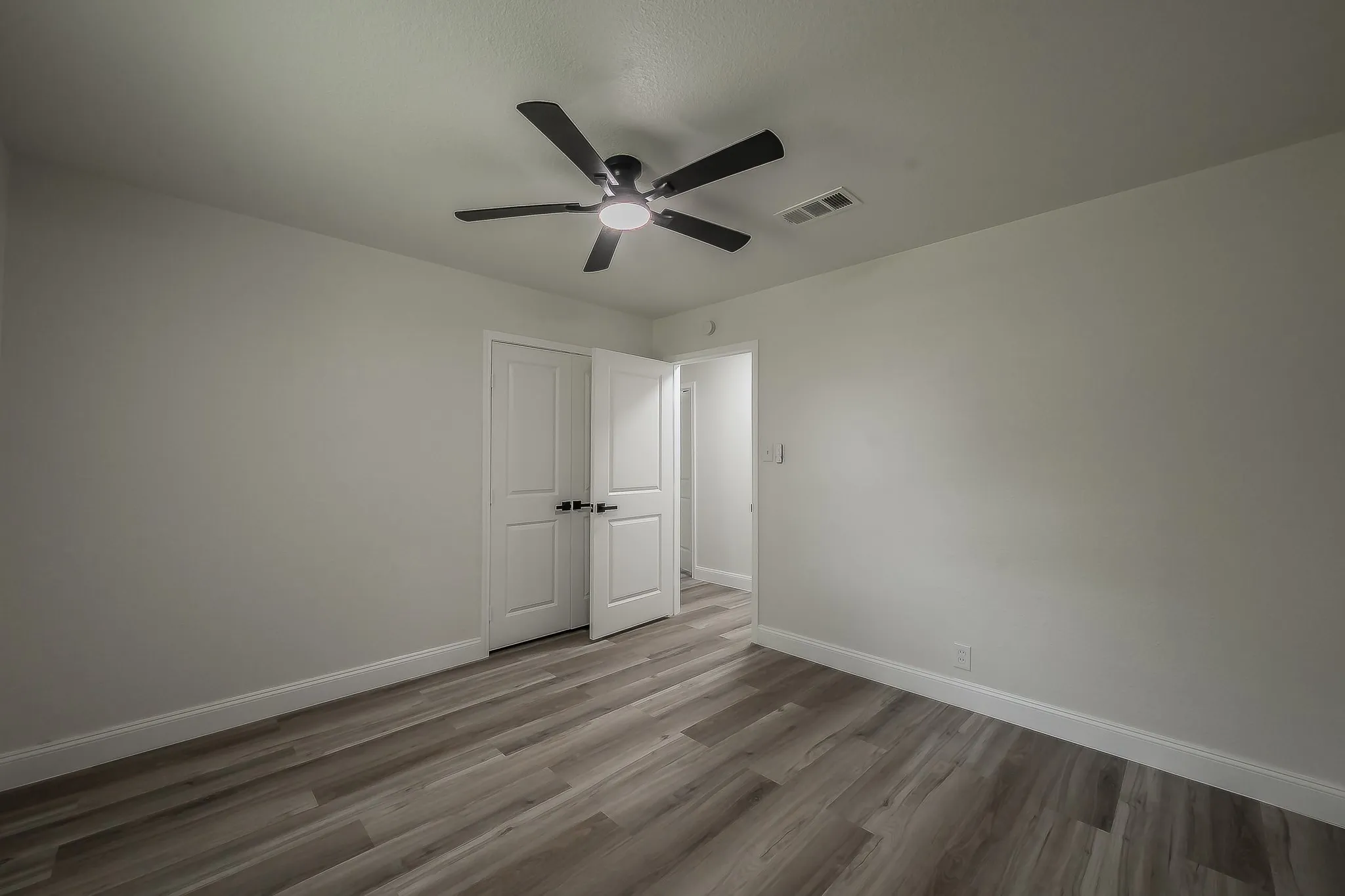 Single Family Residence For Sale in Tarrant County , 828 Glenda Drive, Bedford, Texas 76022, 4 Bedroom, 2 Bathroom, 2 Garage spaces, 1,589 Sqft, built in 1959, mls#21294297, Real Estate Agent in Bedford, Homes For Sale in Tarrant county, Homes For Sale in Bedford, Realtor in Bedford Texas, Real Estate Brokerage Independent Realty Texas, Luminita Cordes Realtor
