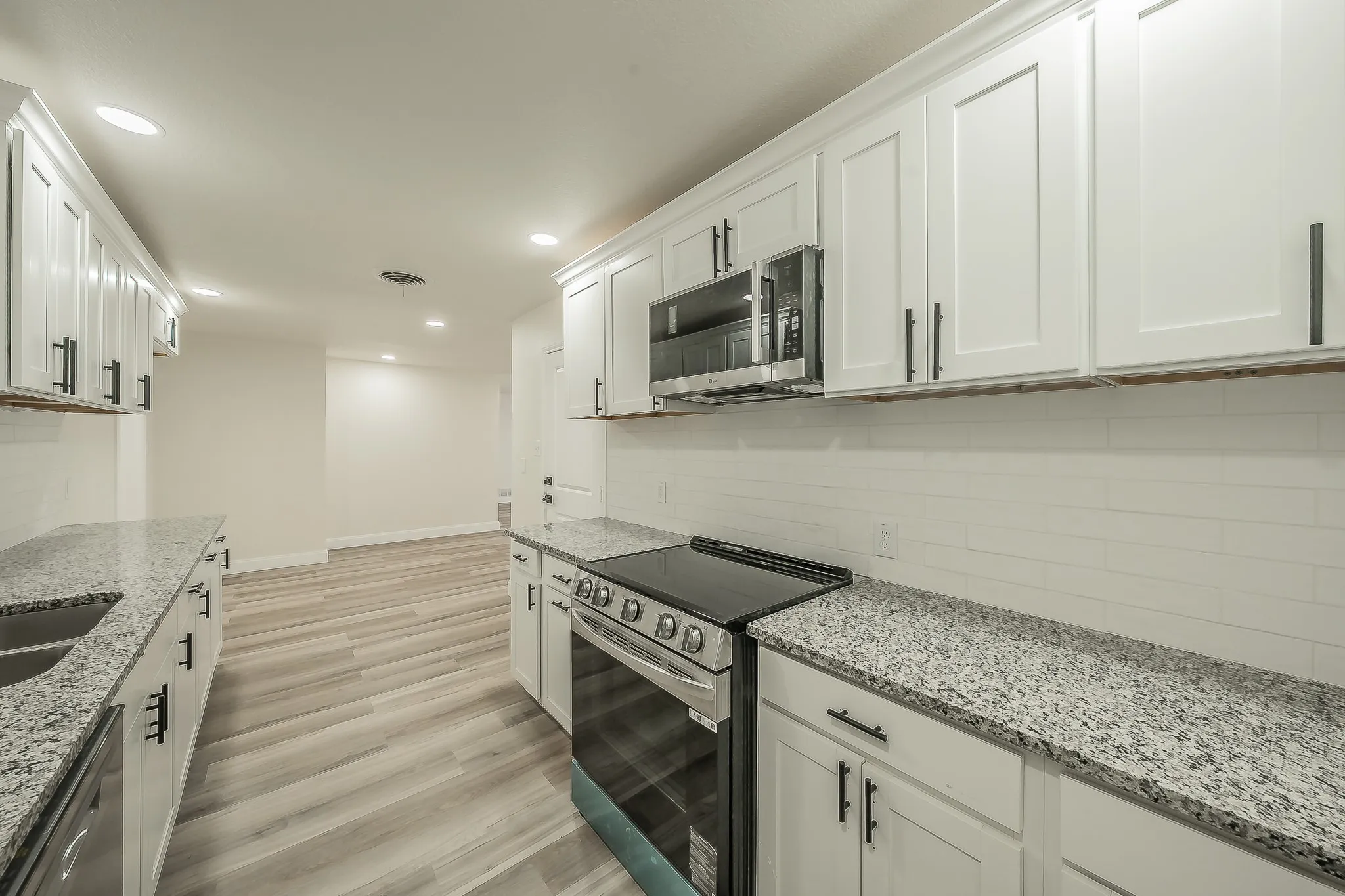 Single Family Residence For Sale in Tarrant County , 828 Glenda Drive, Bedford, Texas 76022, 4 Bedroom, 2 Bathroom, 2 Garage spaces, 1,589 Sqft, built in 1959, mls#21294297, Real Estate Agent in Bedford, Homes For Sale in Tarrant county, Homes For Sale in Bedford, Realtor in Bedford Texas, Real Estate Brokerage Independent Realty Texas, Luminita Cordes Realtor