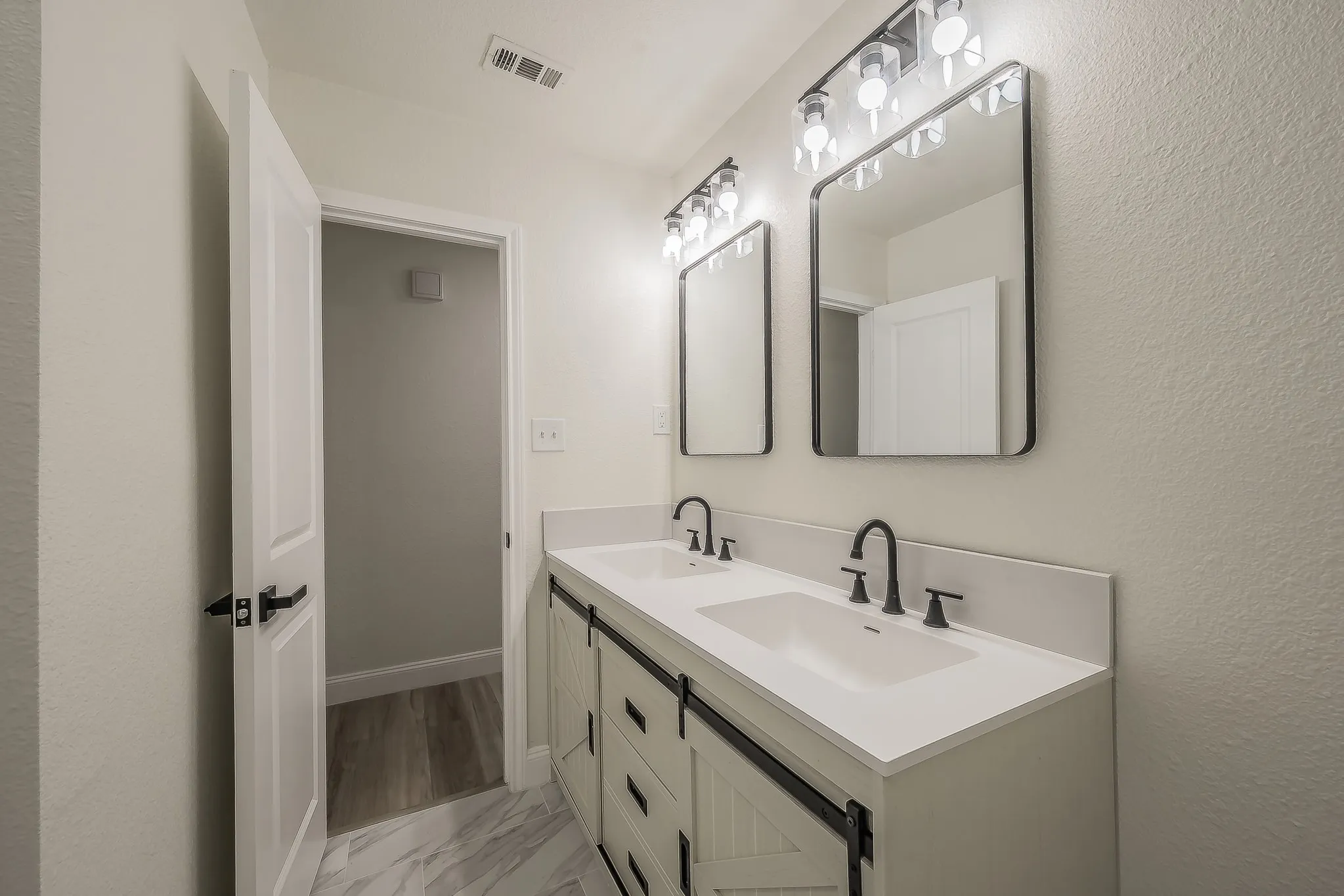 Single Family Residence For Sale in Tarrant County , 828 Glenda Drive, Bedford, Texas 76022, 4 Bedroom, 2 Bathroom, 2 Garage spaces, 1,589 Sqft, built in 1959, mls#21294297, Real Estate Agent in Bedford, Homes For Sale in Tarrant county, Homes For Sale in Bedford, Realtor in Bedford Texas, Real Estate Brokerage Independent Realty Texas, Luminita Cordes Realtor