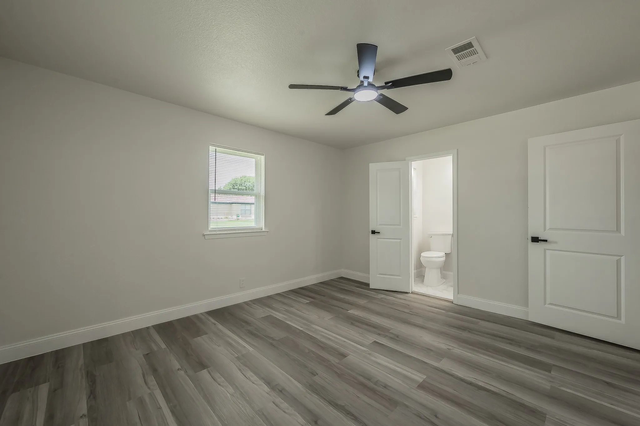 Single Family Residence For Sale in Tarrant County , 828 Glenda Drive, Bedford, Texas 76022, 4 Bedroom, 2 Bathroom, 2 Garage spaces, 1,589 Sqft, built in 1959, mls#21294297, Real Estate Agent in Bedford, Homes For Sale in Tarrant county, Homes For Sale in Bedford, Realtor in Bedford Texas, Real Estate Brokerage Independent Realty Texas, Luminita Cordes Realtor