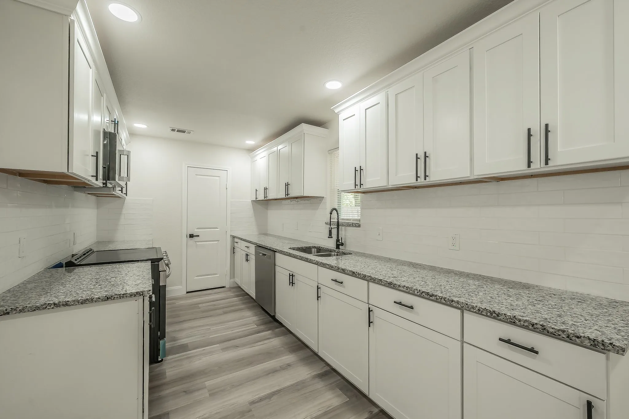 Single Family Residence For Sale in Tarrant County , 828 Glenda Drive, Bedford, Texas 76022, 4 Bedroom, 2 Bathroom, 2 Garage spaces, 1,589 Sqft, built in 1959, mls#21294297, Real Estate Agent in Bedford, Homes For Sale in Tarrant county, Homes For Sale in Bedford, Realtor in Bedford Texas, Real Estate Brokerage Independent Realty Texas, Luminita Cordes Realtor