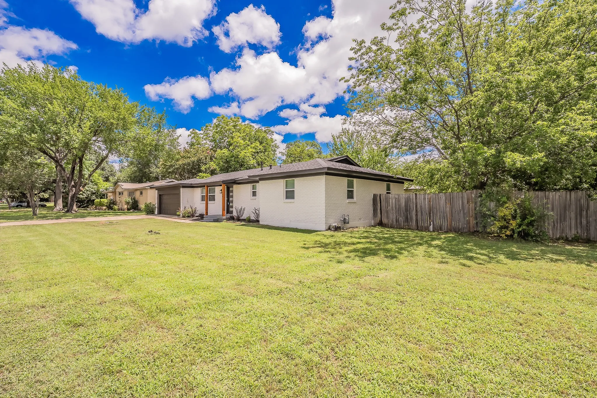 Single Family Residence For Sale in Tarrant County , 828 Glenda Drive, Bedford, Texas 76022, 4 Bedroom, 2 Bathroom, 2 Garage spaces, 1,589 Sqft, built in 1959, mls#21294297, Real Estate Agent in Bedford, Homes For Sale in Tarrant county, Homes For Sale in Bedford, Realtor in Bedford Texas, Real Estate Brokerage Independent Realty Texas, Luminita Cordes Realtor