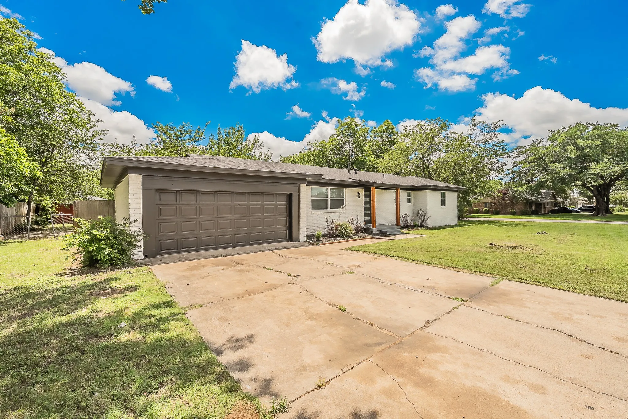 Single Family Residence For Sale in Tarrant County , 828 Glenda Drive, Bedford, Texas 76022, 4 Bedroom, 2 Bathroom, 2 Garage spaces, 1,589 Sqft, built in 1959, mls#21294297, Real Estate Agent in Bedford, Homes For Sale in Tarrant county, Homes For Sale in Bedford, Realtor in Bedford Texas, Real Estate Brokerage Independent Realty Texas, Luminita Cordes Realtor