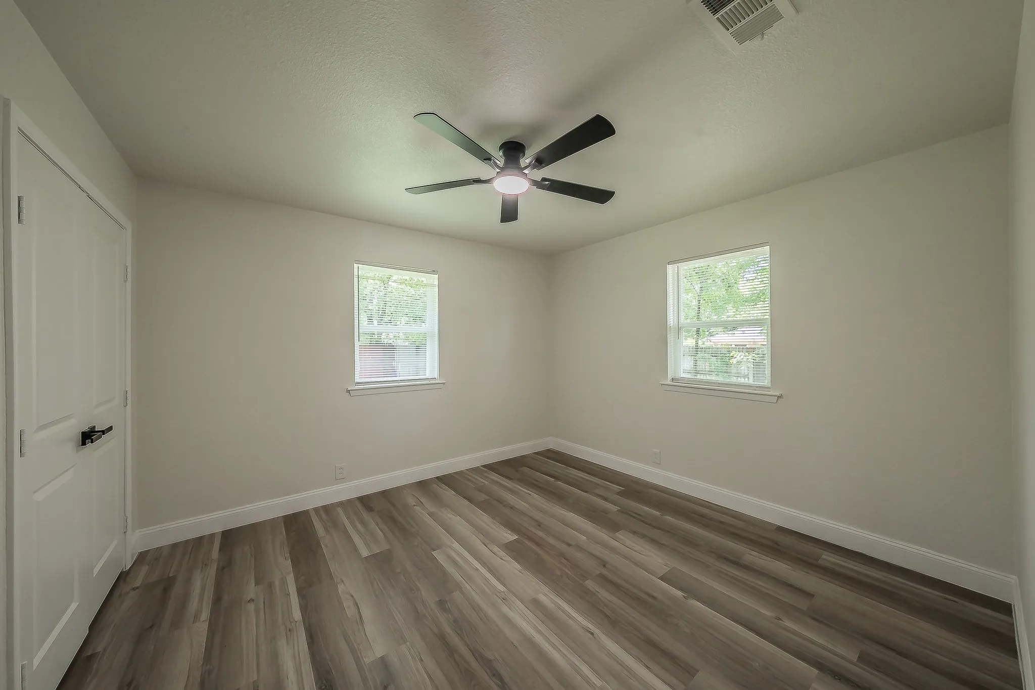 Single Family Residence For Sale in Tarrant County , 828 Glenda Drive, Bedford, Texas 76022, 4 Bedroom, 2 Bathroom, 2 Garage spaces, 1,589 Sqft, built in 1959, mls#21294297, Real Estate Agent in Bedford, Homes For Sale in Tarrant county, Homes For Sale in Bedford, Realtor in Bedford Texas, Real Estate Brokerage Independent Realty Texas, Luminita Cordes Realtor
