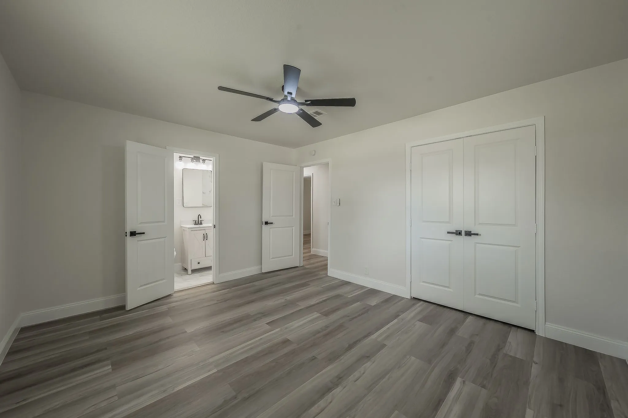 Single Family Residence For Sale in Tarrant County , 828 Glenda Drive, Bedford, Texas 76022, 4 Bedroom, 2 Bathroom, 2 Garage spaces, 1,589 Sqft, built in 1959, mls#21294297, Real Estate Agent in Bedford, Homes For Sale in Tarrant county, Homes For Sale in Bedford, Realtor in Bedford Texas, Real Estate Brokerage Independent Realty Texas, Luminita Cordes Realtor