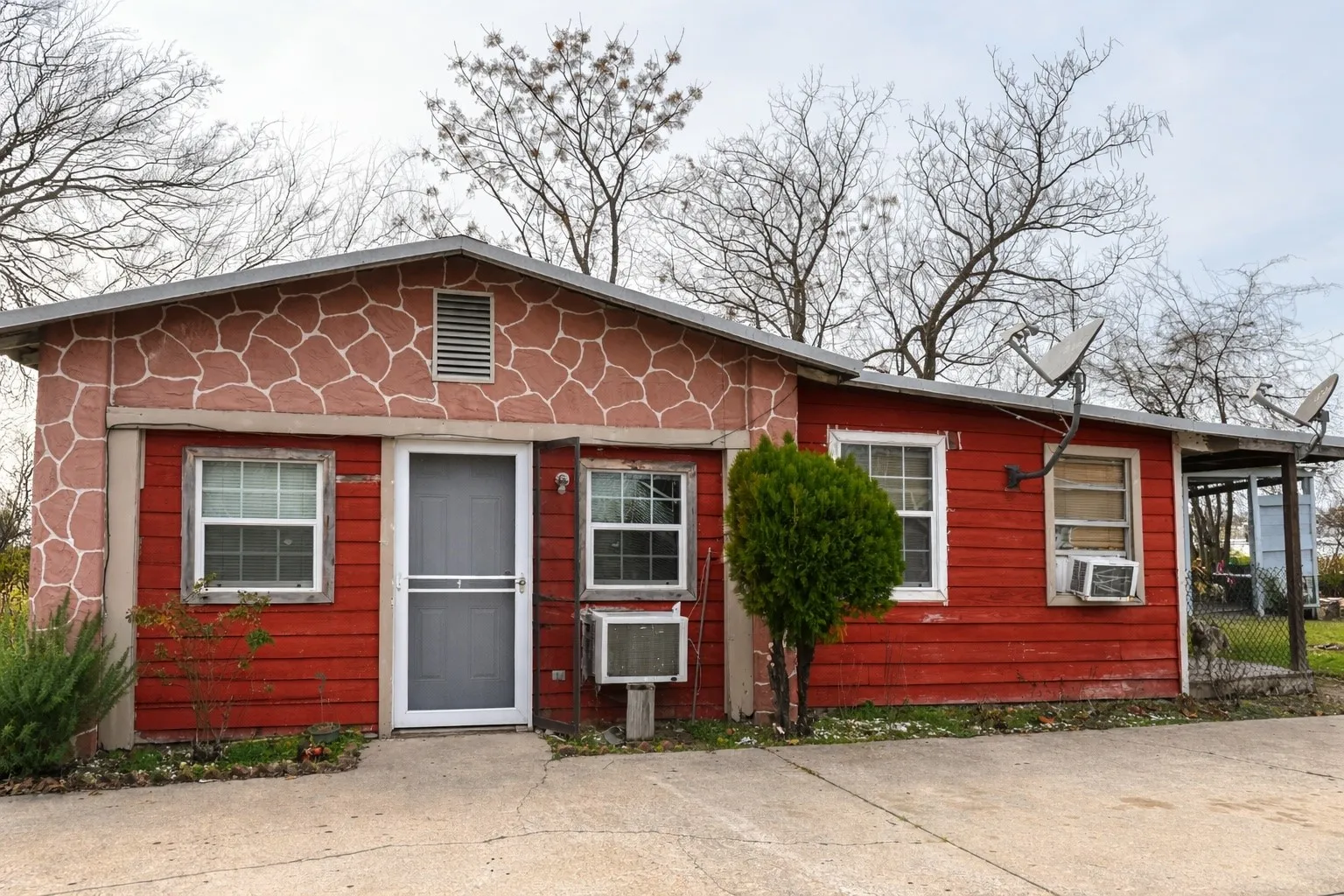 Single Family Residence For Sale in Titus County , 108 N Ellis Ave Avenue, Mt Pleasant, Texas 75455, 7 Bedroom, 4 Bathroom, Garage spaces, 2,139 Sqft, built in 1972, Price $199,000, mls#21284955, Real Estate Agent in Mt Pleasant, Homes For Sale in Titus county, Homes For Sale in Mt Pleasant, Realtor in Mt Pleasant Texas, Real Estate Brokerage Independent Realty Texas, Luminita Cordes Realtor