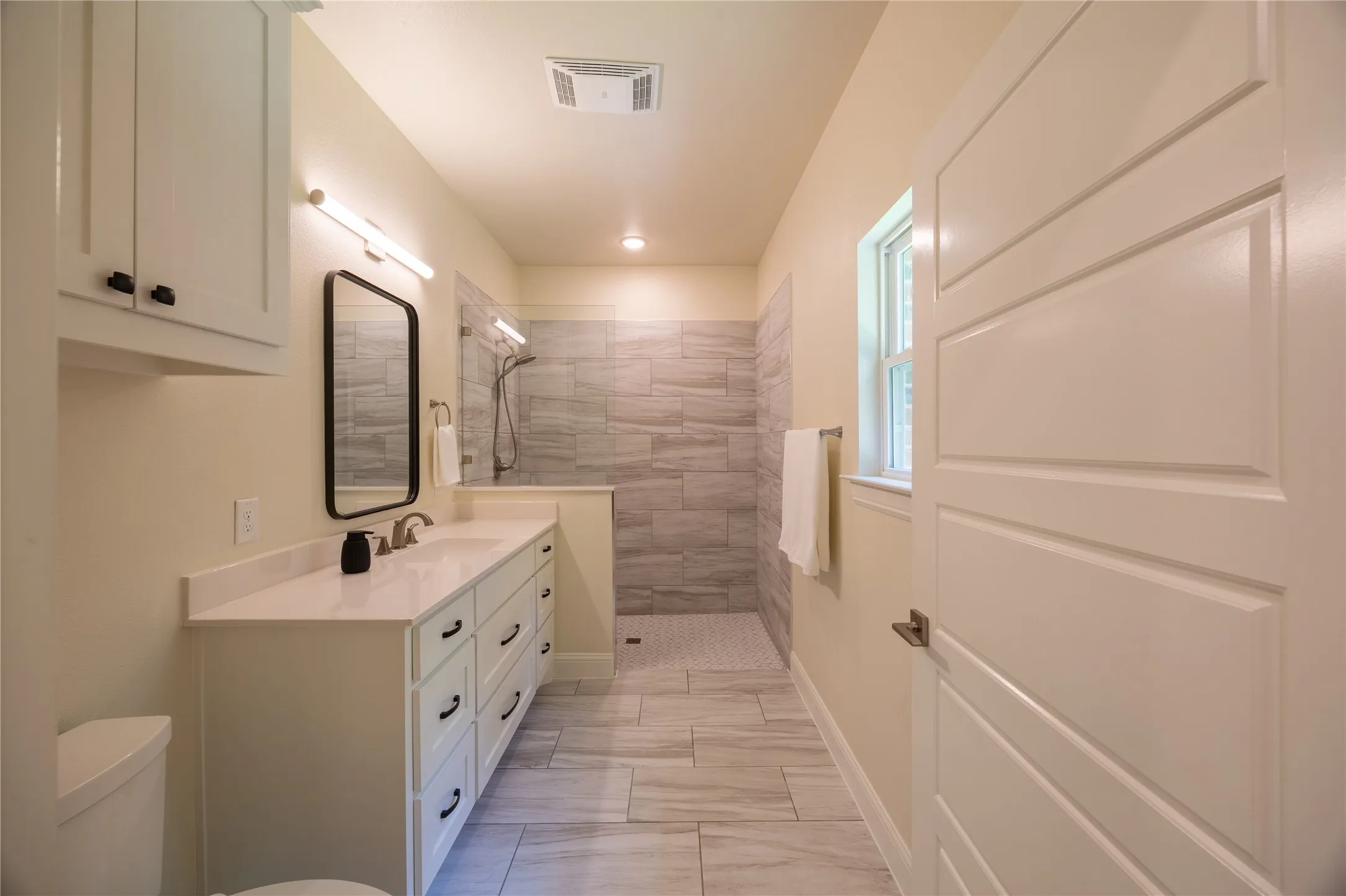 Single Family Residence For Sale in Parker County , 354 Glade Valley, Azle, Texas 76020, 4 Bedroom, 4 Bathroom, 3 Garage spaces, 2,611 Sqft, built in 2022, mls#21294326, Real Estate Agent in Azle, Homes For Sale in Parker county, Homes For Sale in Azle, Realtor in Azle Texas, Real Estate Brokerage Independent Realty Texas, Luminita Cordes Realtor
