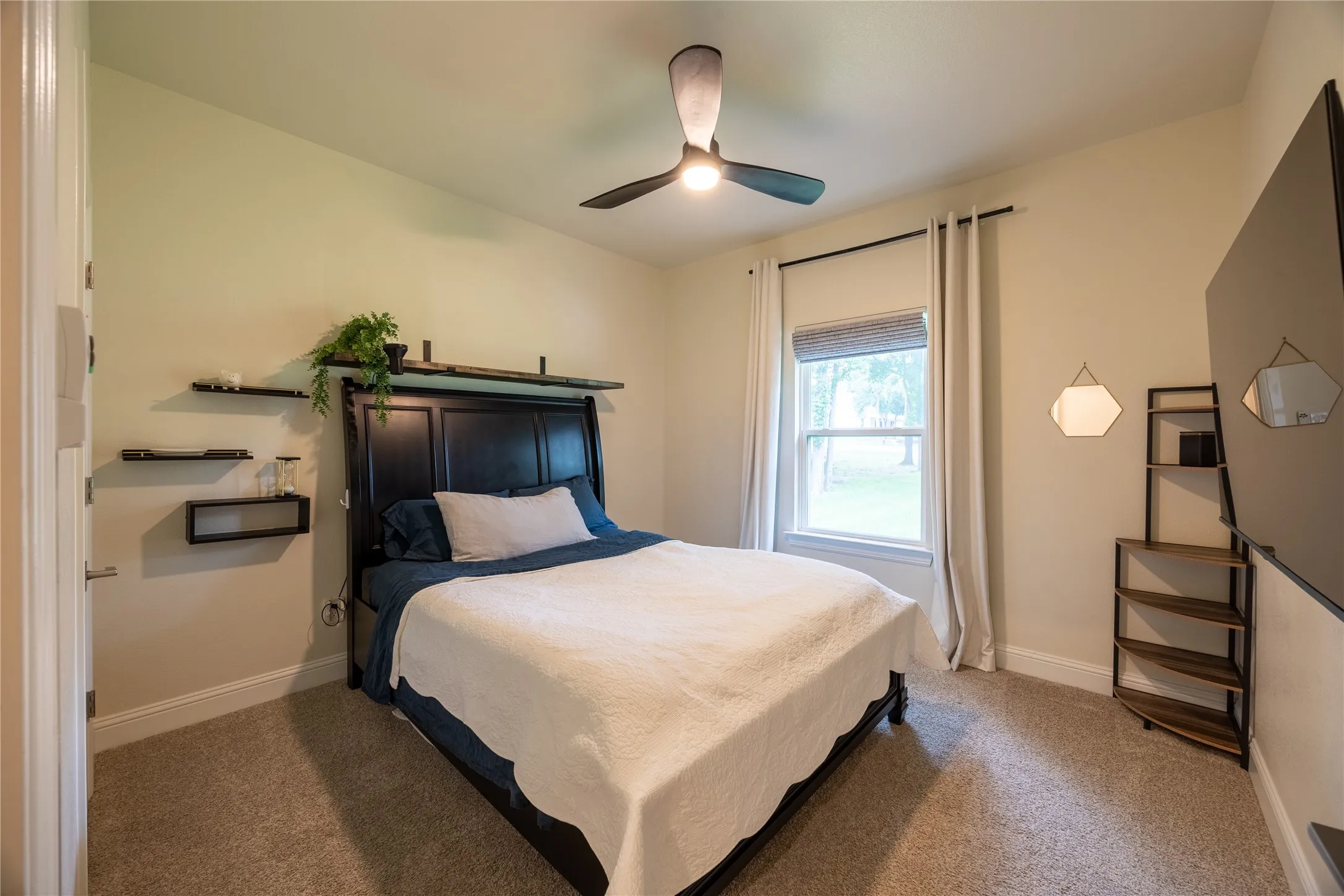 Single Family Residence For Sale in Parker County , 354 Glade Valley, Azle, Texas 76020, 4 Bedroom, 4 Bathroom, 3 Garage spaces, 2,611 Sqft, built in 2022, mls#21294326, Real Estate Agent in Azle, Homes For Sale in Parker county, Homes For Sale in Azle, Realtor in Azle Texas, Real Estate Brokerage Independent Realty Texas, Luminita Cordes Realtor
