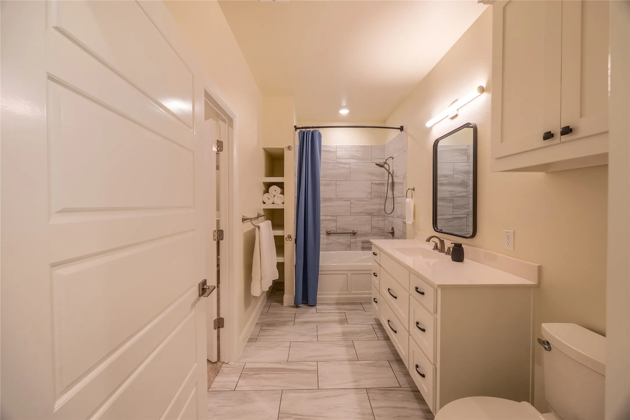 Single Family Residence For Sale in Parker County , 354 Glade Valley, Azle, Texas 76020, 4 Bedroom, 4 Bathroom, 3 Garage spaces, 2,611 Sqft, built in 2022, mls#21294326, Real Estate Agent in Azle, Homes For Sale in Parker county, Homes For Sale in Azle, Realtor in Azle Texas, Real Estate Brokerage Independent Realty Texas, Luminita Cordes Realtor