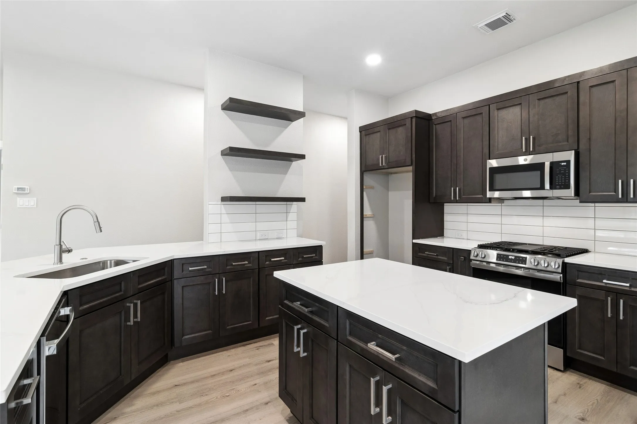 Single Family Residence For Rent in Denton County , 2825 Enchanted Eve Drive, Little Elm, Texas 75068, 4 Bedroom, 2 Bathroom, 2 Garage spaces, 1,980 Sqft, built in 2005, mls#21294342, Real Estate Agent in Little Elm, Homes For Rent in Denton county, Homes For Rent in Little Elm, Realtor in Little Elm Texas, Real Estate Brokerage Independent Realty Texas, Luminita Cordes Realtor