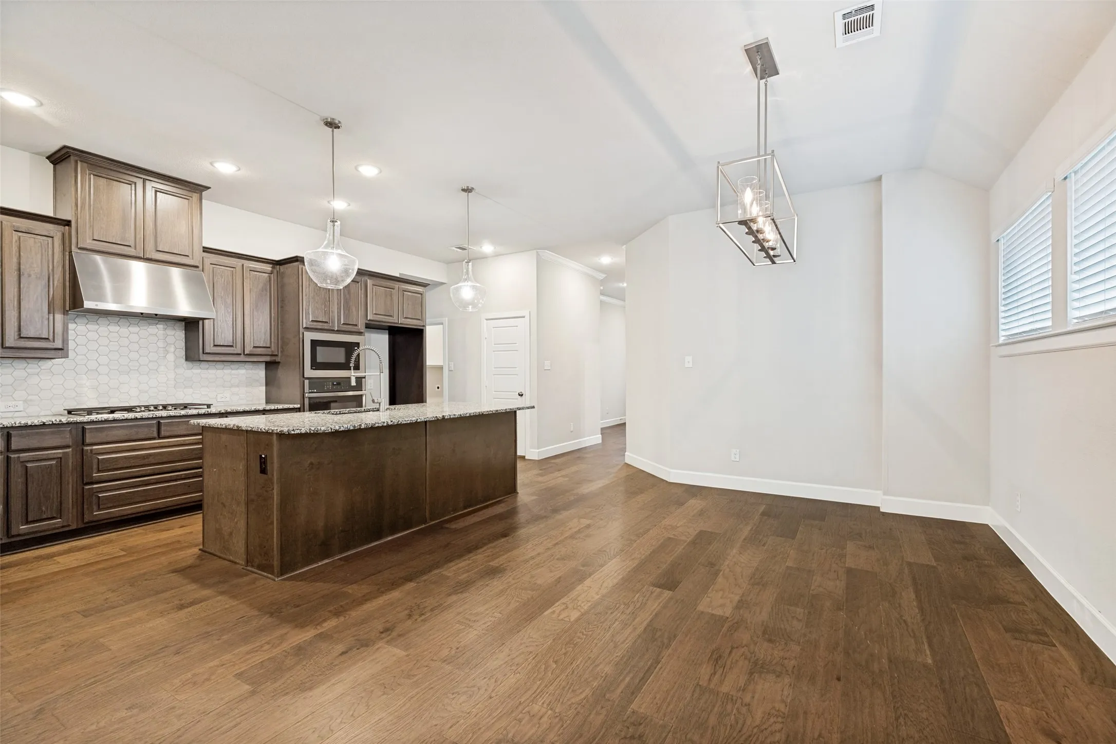 Kitchen & Dining area