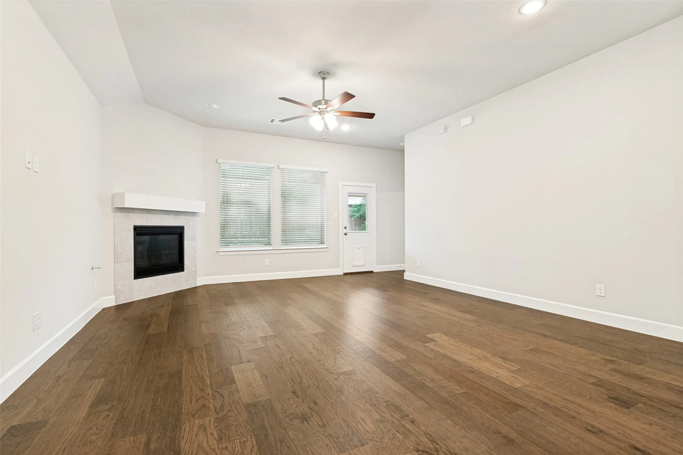 Living room unstaged