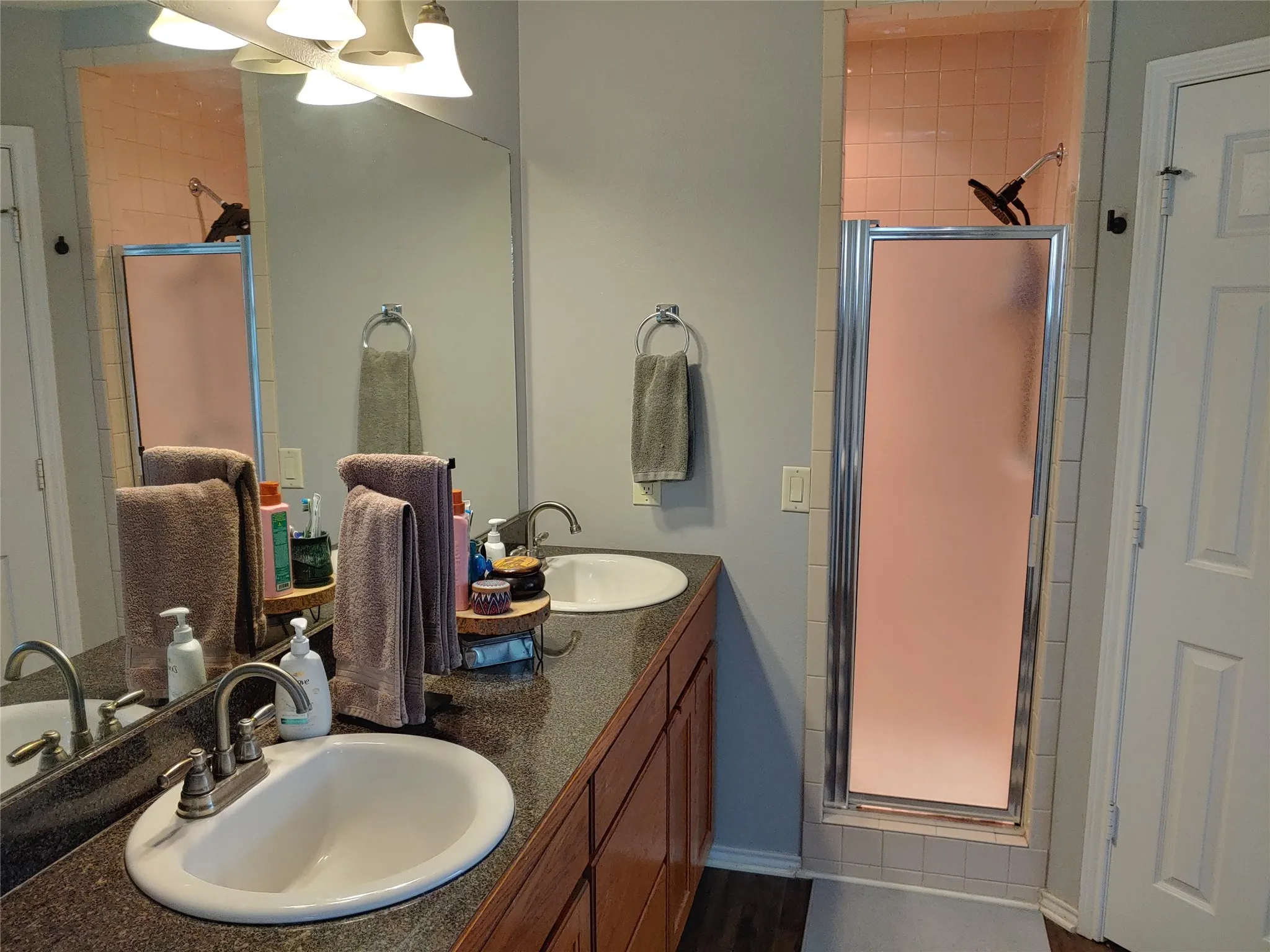 Double vanity with undermount sinks and a dark granite-finish countertop