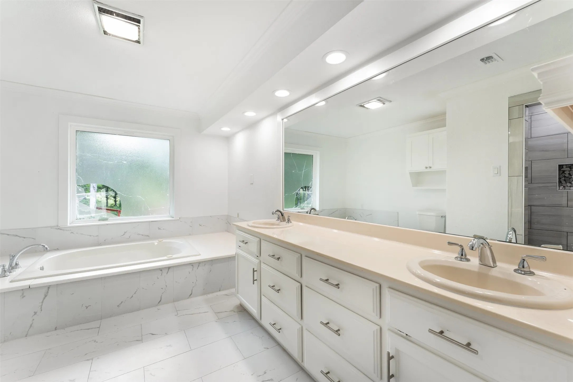 Single Family Residence For Sale in Mc Lennan County , 216 N Stovall Drive, Robinson, Texas 76706, 4 Bedrooms, 3 Bathrooms, Garage spaces, 2,349 Sqft, built in 1978, Price $699,000, mls#21288064, Real Estate Agent in Robinson, Homes For Sale in Mc Lennan county, Homes For Sale in Robinson, Realtor in Robinson Texas, Real Estate Brokerage Independent Realty Texas, Luminita Cordes Realtor