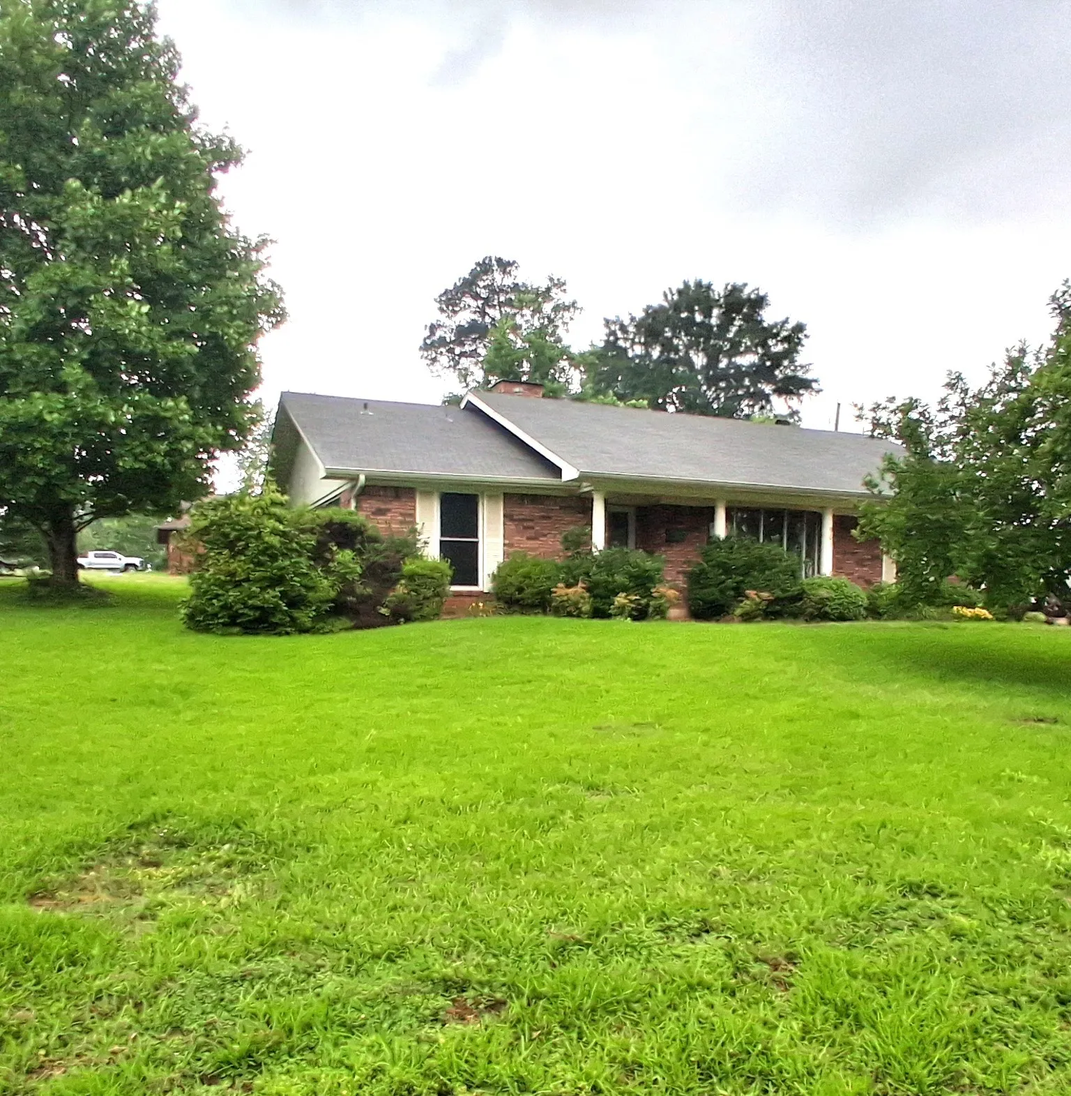 Single Family Residence For Sale in Bowie County , 901 Bluebird Lane, Wake Village, Texas 75501, 3 Bedroom, 2 Bathroom, 2 Garage spaces, 1,974 Sqft, built in 1960, mls#21293562, Real Estate Agent in Wake Village, Homes For Sale in Bowie county, Homes For Sale in Wake Village, Realtor in Wake Village Texas, Real Estate Brokerage Independent Realty Texas, Luminita Cordes Realtor