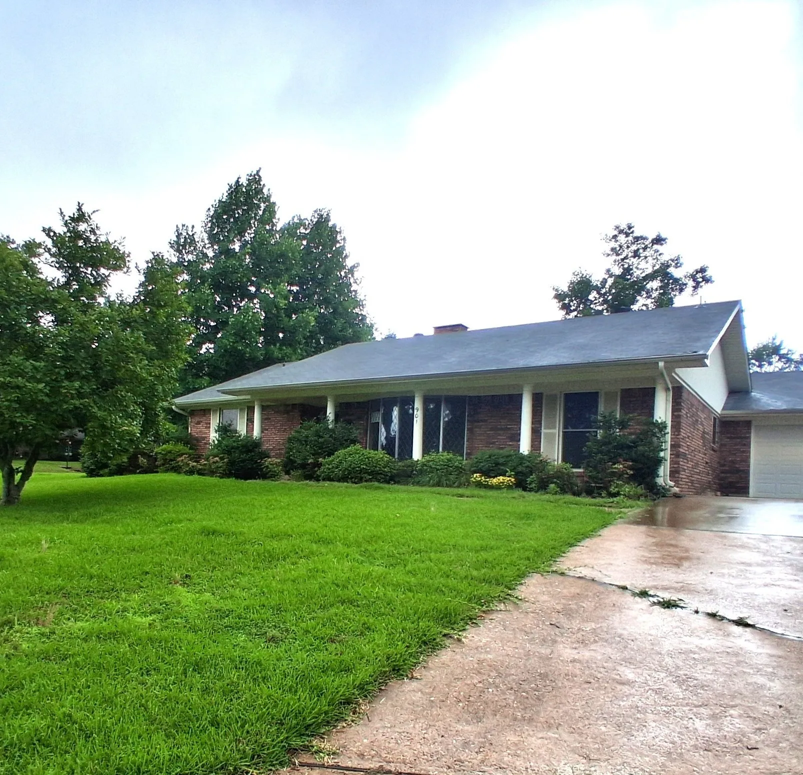 Single Family Residence For Sale in Bowie County , 901 Bluebird Lane, Wake Village, Texas 75501, 3 Bedroom, 2 Bathroom, 2 Garage spaces, 1,974 Sqft, built in 1960, mls#21293562, Real Estate Agent in Wake Village, Homes For Sale in Bowie county, Homes For Sale in Wake Village, Realtor in Wake Village Texas, Real Estate Brokerage Independent Realty Texas, Luminita Cordes Realtor