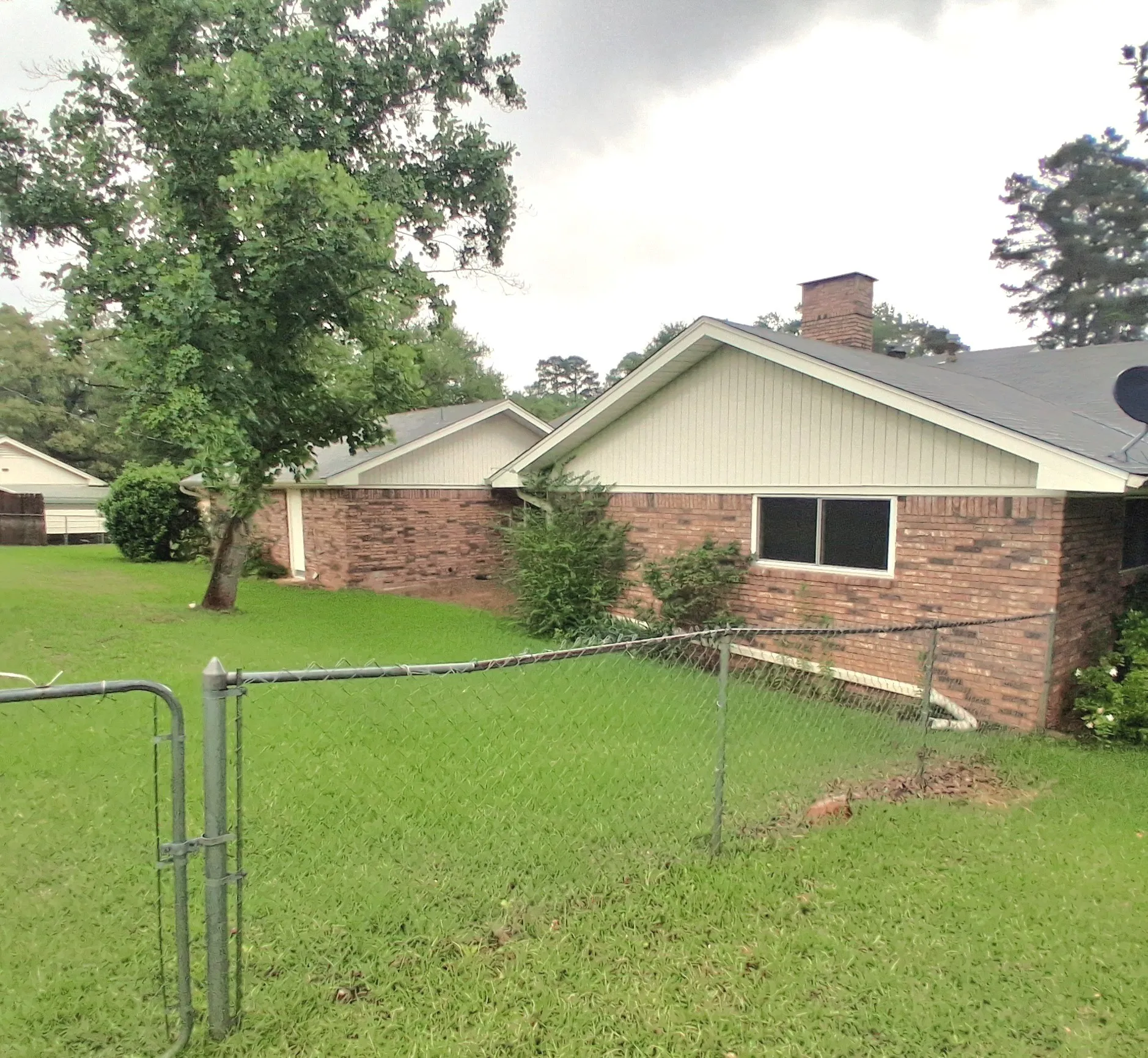 Single Family Residence For Sale in Bowie County , 901 Bluebird Lane, Wake Village, Texas 75501, 3 Bedroom, 2 Bathroom, 2 Garage spaces, 1,974 Sqft, built in 1960, mls#21293562, Real Estate Agent in Wake Village, Homes For Sale in Bowie county, Homes For Sale in Wake Village, Realtor in Wake Village Texas, Real Estate Brokerage Independent Realty Texas, Luminita Cordes Realtor