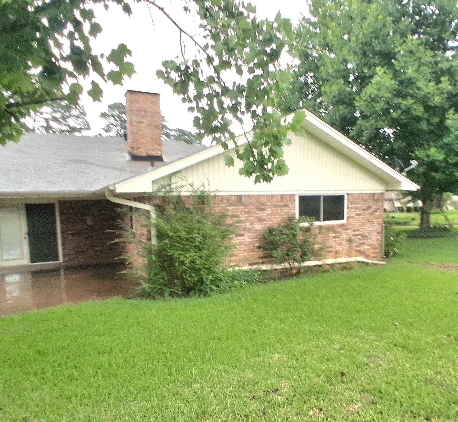 Single Family Residence For Sale in Bowie County , 901 Bluebird Lane, Wake Village, Texas 75501, 3 Bedroom, 2 Bathroom, 2 Garage spaces, 1,974 Sqft, built in 1960, mls#21293562, Real Estate Agent in Wake Village, Homes For Sale in Bowie county, Homes For Sale in Wake Village, Realtor in Wake Village Texas, Real Estate Brokerage Independent Realty Texas, Luminita Cordes Realtor