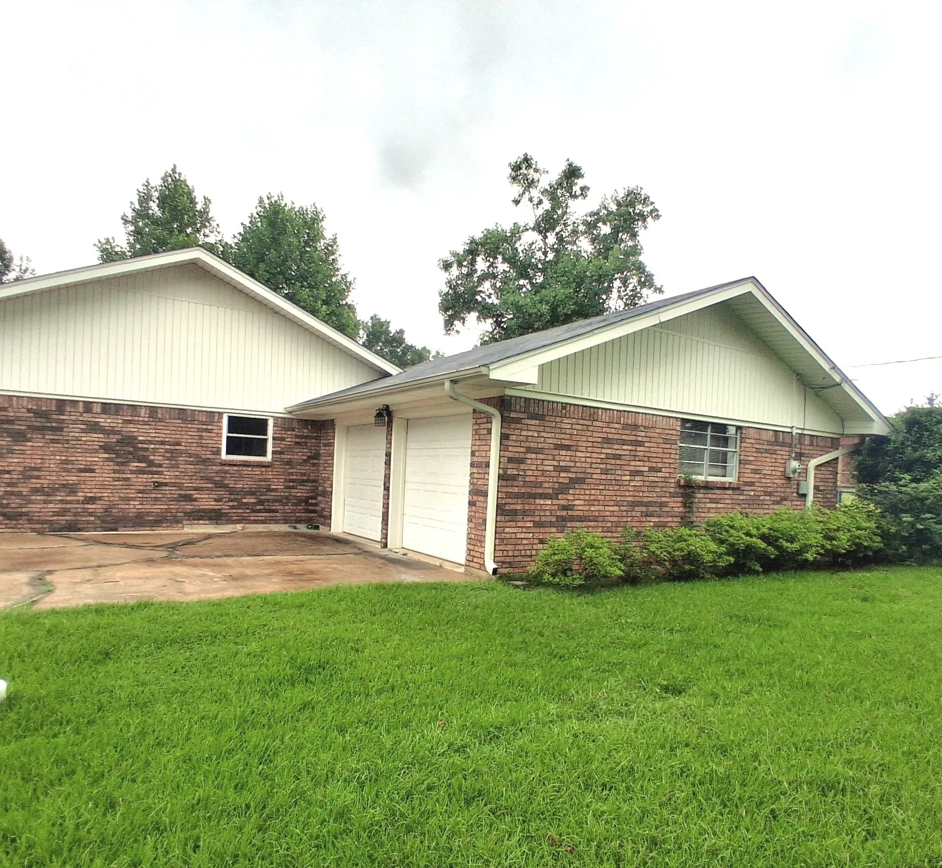 Single Family Residence For Sale in Bowie County , 901 Bluebird Lane, Wake Village, Texas 75501, 3 Bedroom, 2 Bathroom, 2 Garage spaces, 1,974 Sqft, built in 1960, mls#21293562, Real Estate Agent in Wake Village, Homes For Sale in Bowie county, Homes For Sale in Wake Village, Realtor in Wake Village Texas, Real Estate Brokerage Independent Realty Texas, Luminita Cordes Realtor